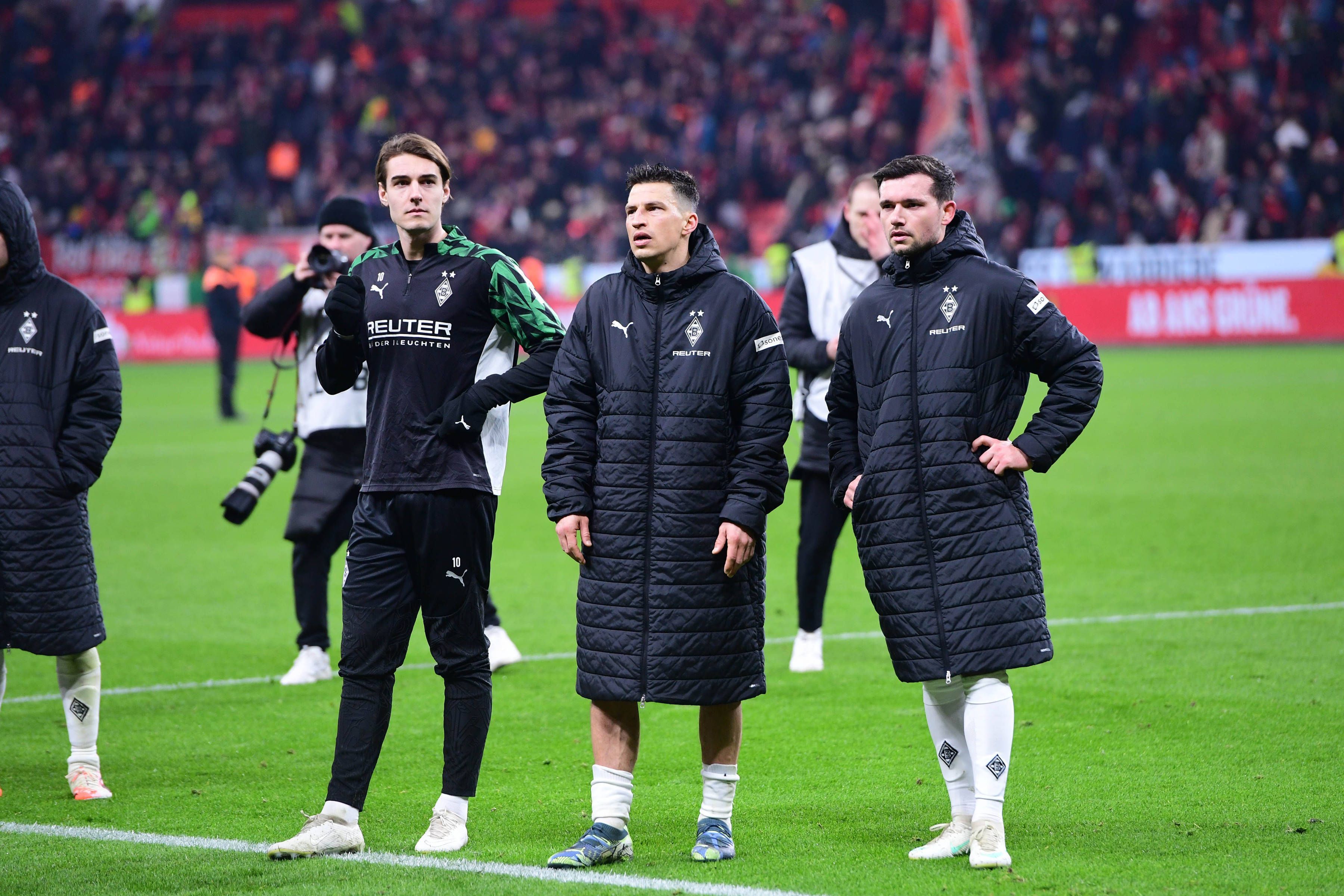 Die Gladbach-Profis stehen vor der Auswärtskurve.