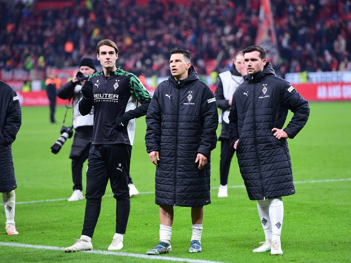 Die Gladbach-Profis stehen vor der Auswärtskurve.