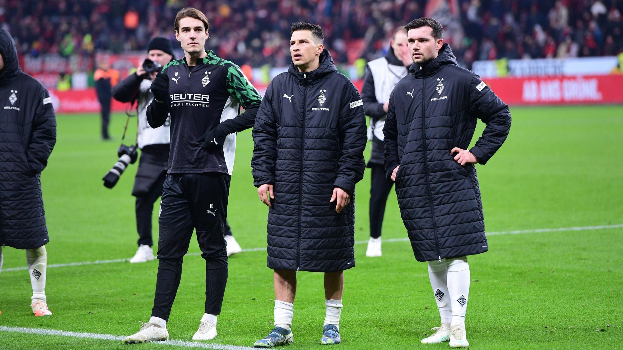 Die Gladbach-Profis stehen vor der Auswärtskurve.