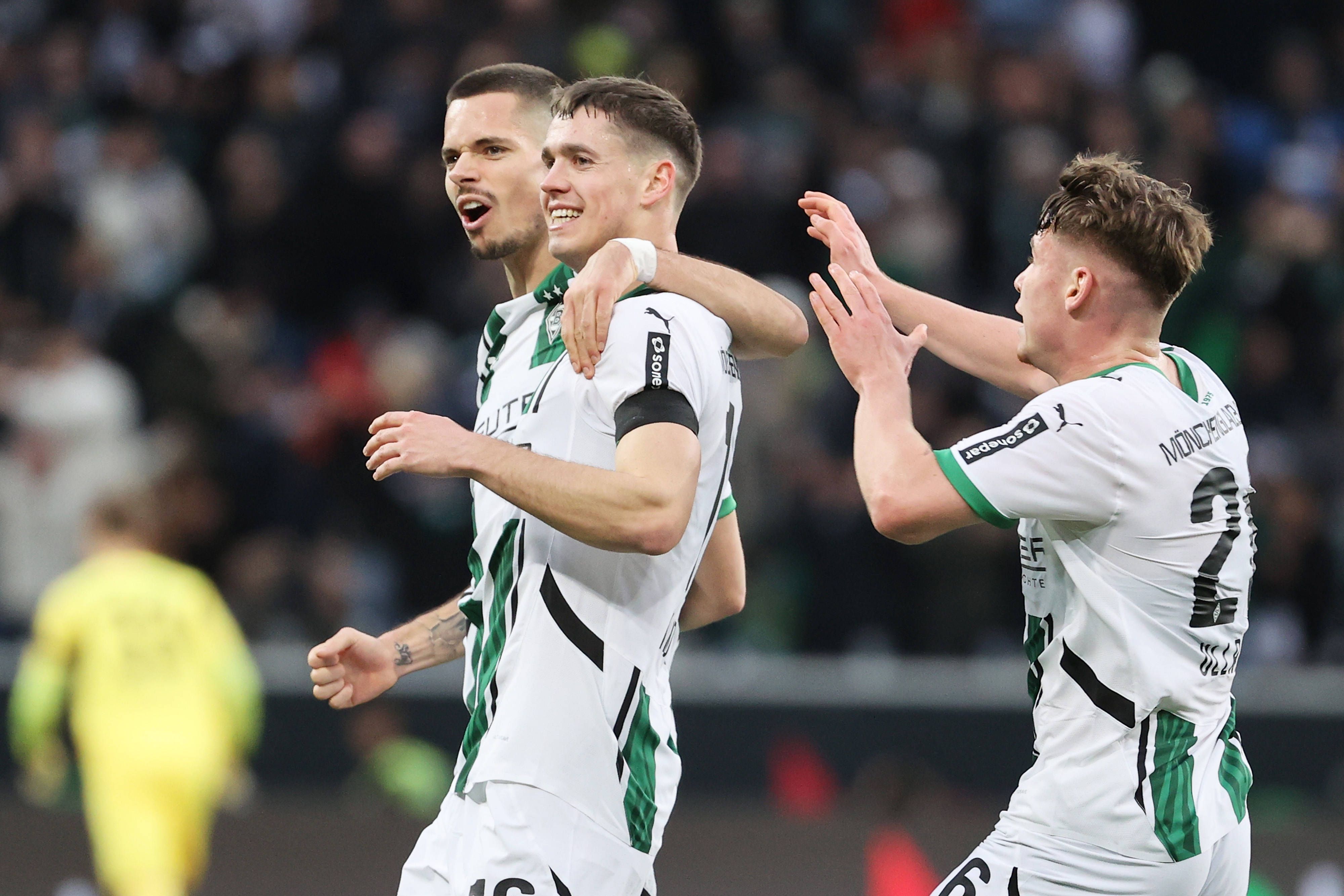 Die Gladbach-Profis Julian Weigl, Philipp Sander und Lukas Ullricht jubeln gemeinsam im Bundesliga-Spiel bei der TSG Hoffenheim.
