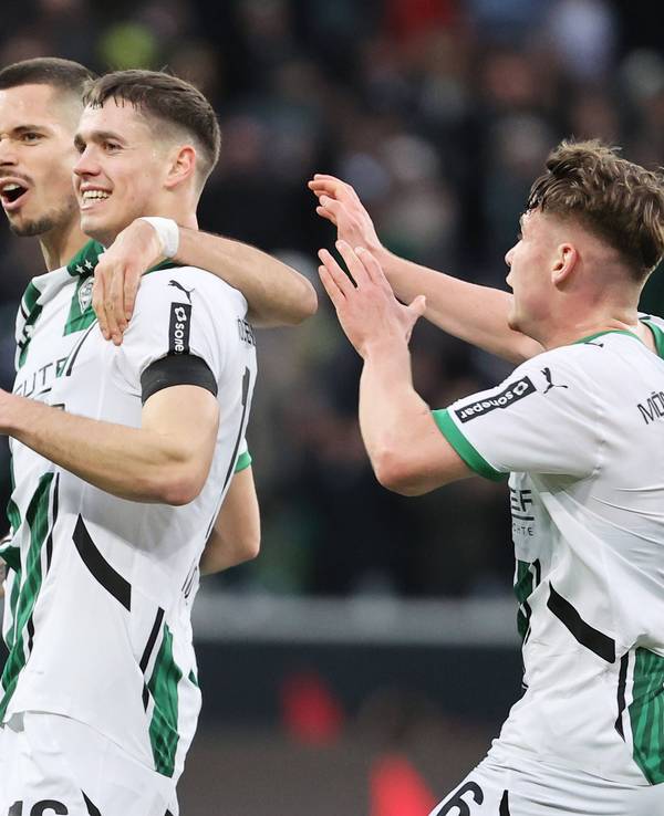 Die Gladbach-Profis Julian Weigl, Philipp Sander und Lukas Ullricht jubeln gemeinsam im Bundesliga-Spiel bei der TSG Hoffenheim.