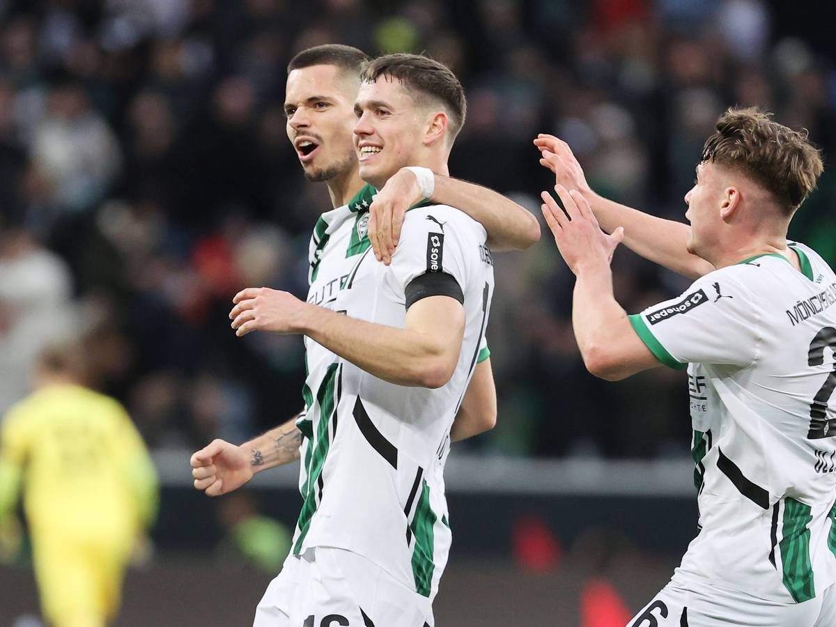 Die Gladbach-Profis Julian Weigl, Philipp Sander und Lukas Ullricht jubeln gemeinsam im Bundesliga-Spiel bei der TSG Hoffenheim.