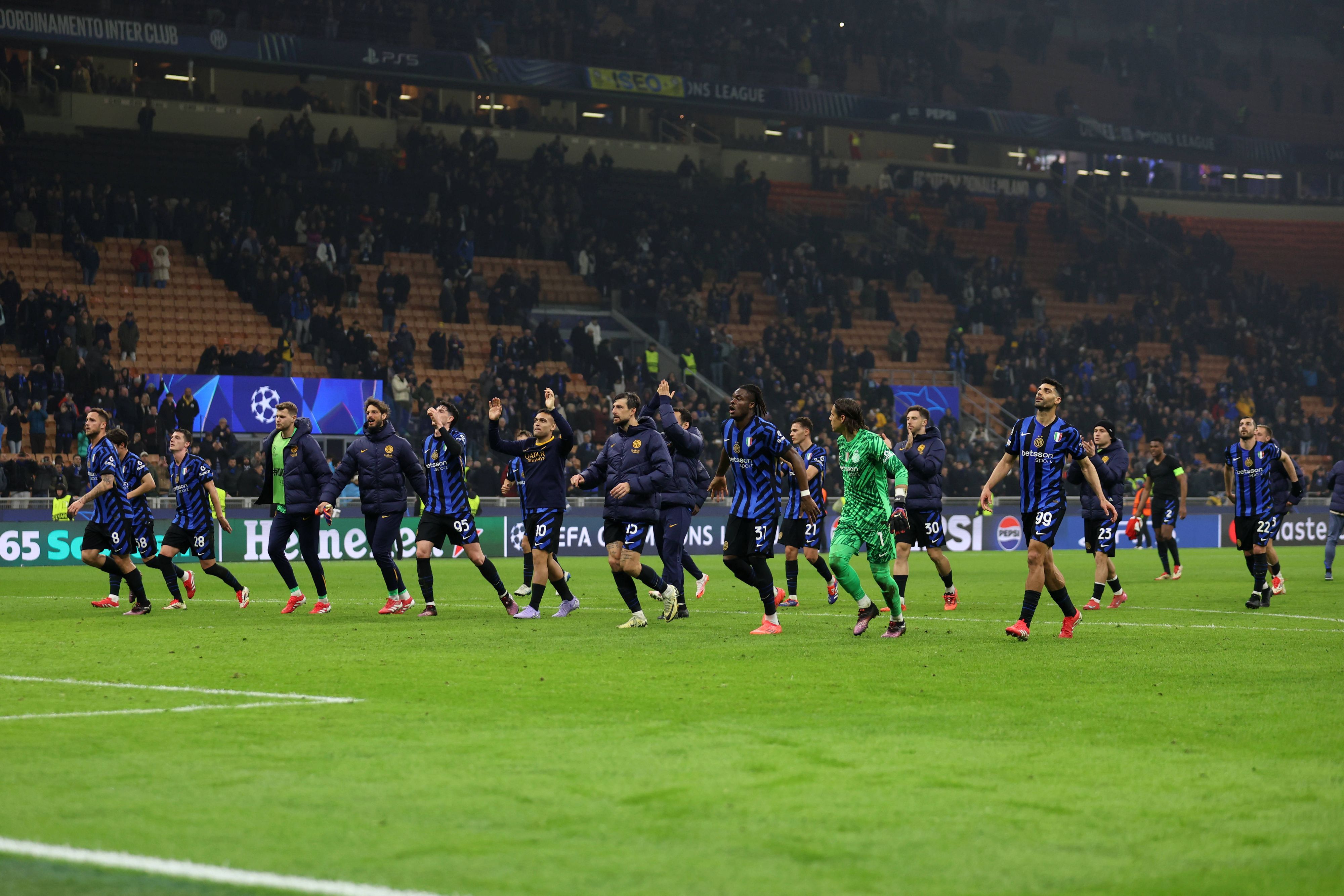 Die Spieler von Inter Mailand jubeln gemeinsam vor den Fans.