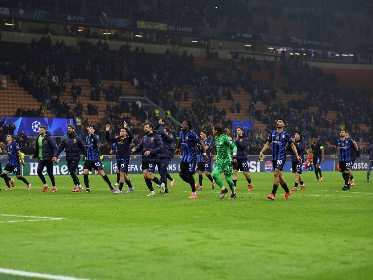 Die Spieler von Inter Mailand jubeln gemeinsam vor den Fans.