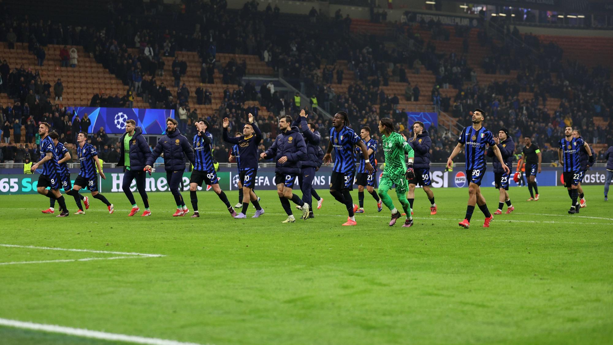 Die Spieler von Inter Mailand jubeln gemeinsam vor den Fans.