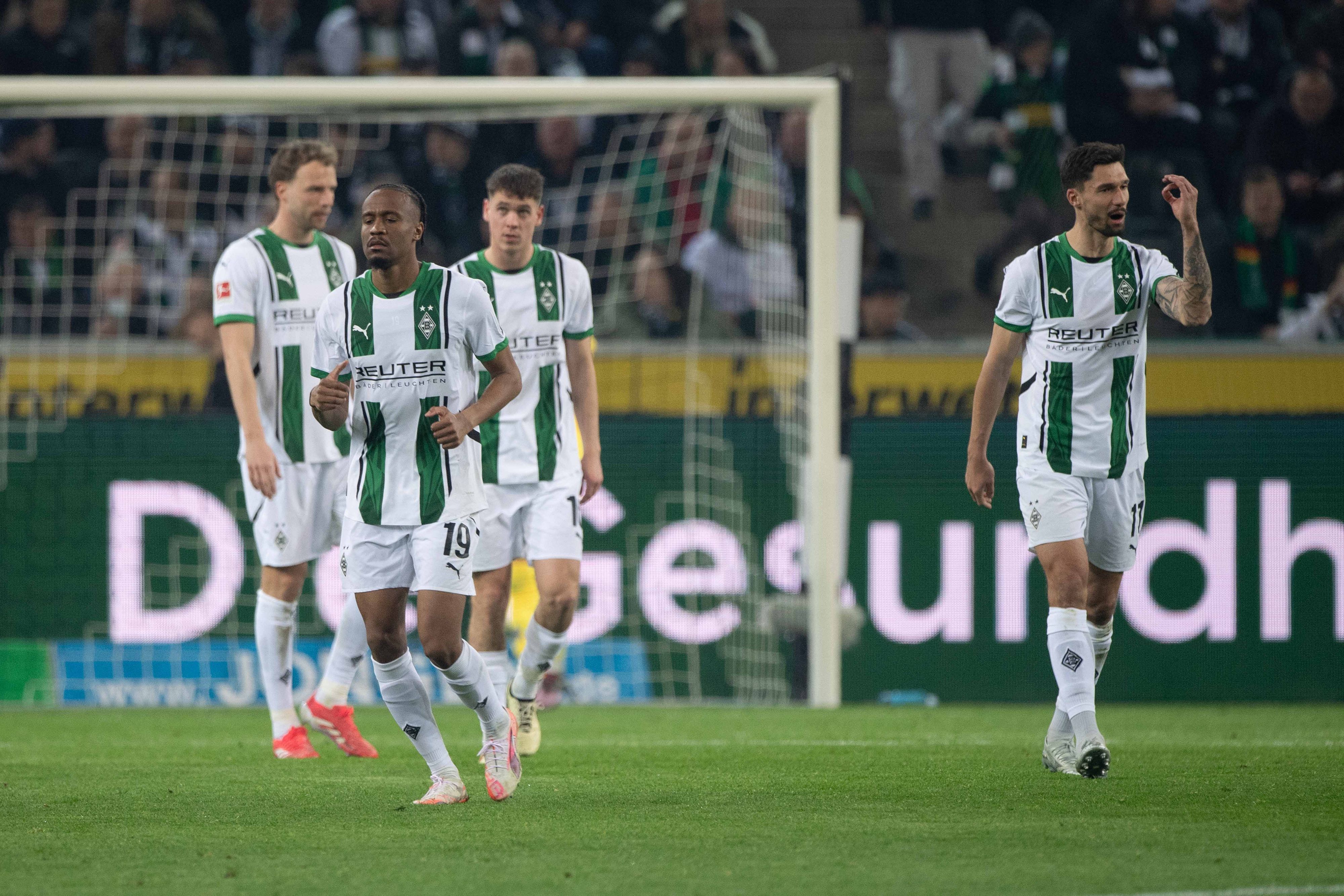 Mehrere Gladbach-Spieler wirken frustriert.