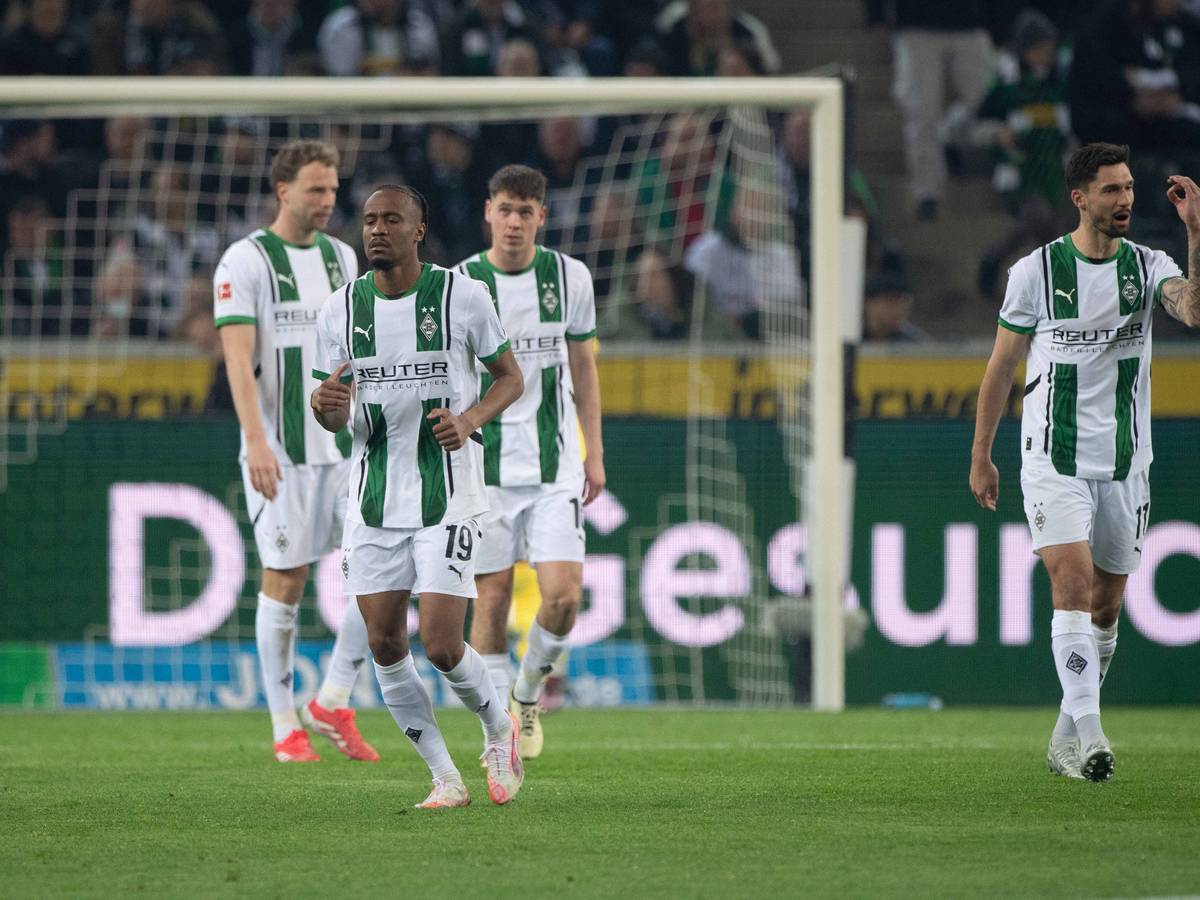 Mehrere Gladbach-Spieler wirken frustriert.