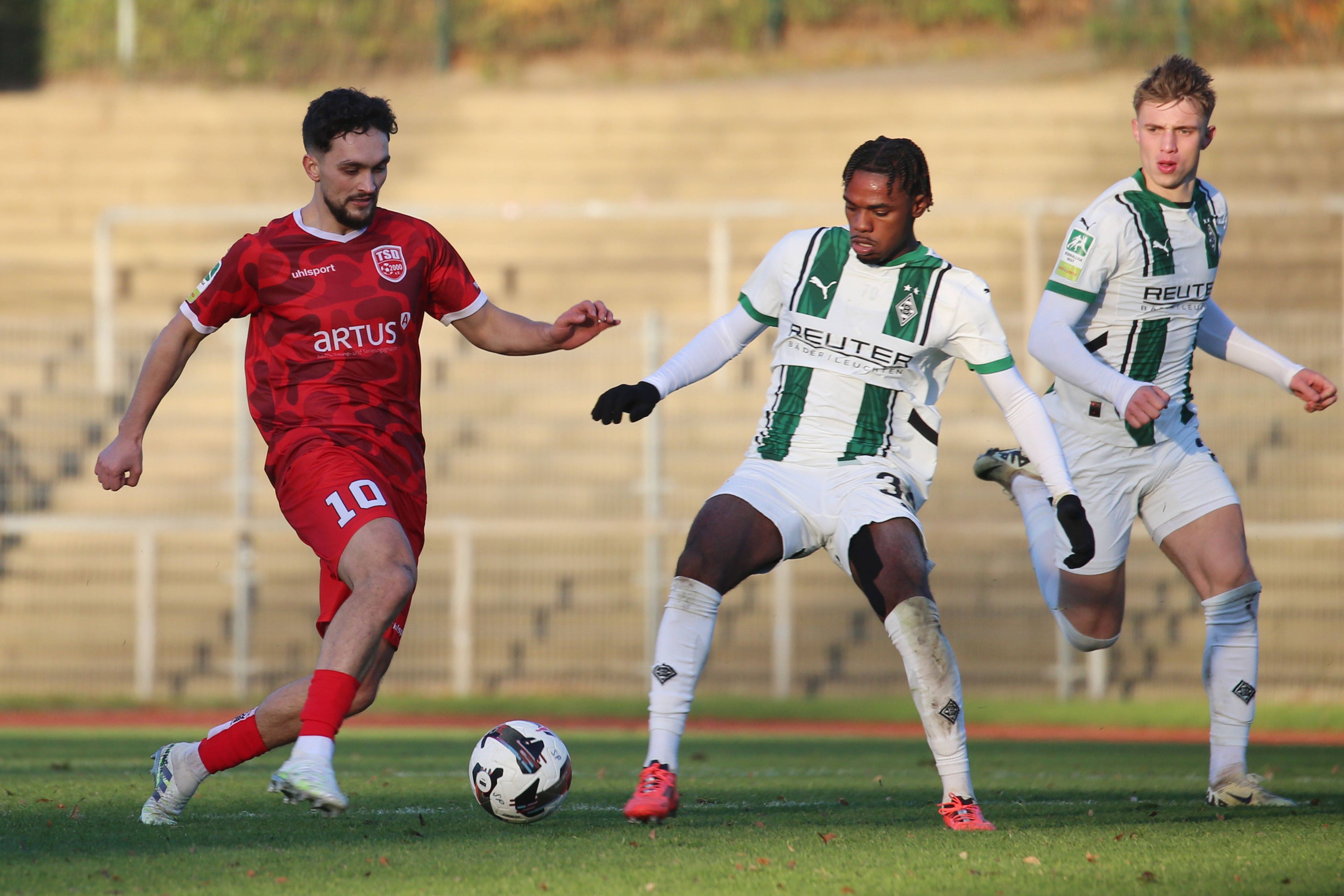 Türkspor Dortmunds Rilind Hetemi führt den Ball, Borussia Mönchengladbachs Charles Herrmann versucht, zu stören.