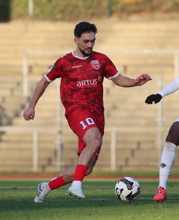 Türkspor Dortmunds Rilind Hetemi führt den Ball, Borussia Mönchengladbachs Charles Herrmann versucht, zu stören.