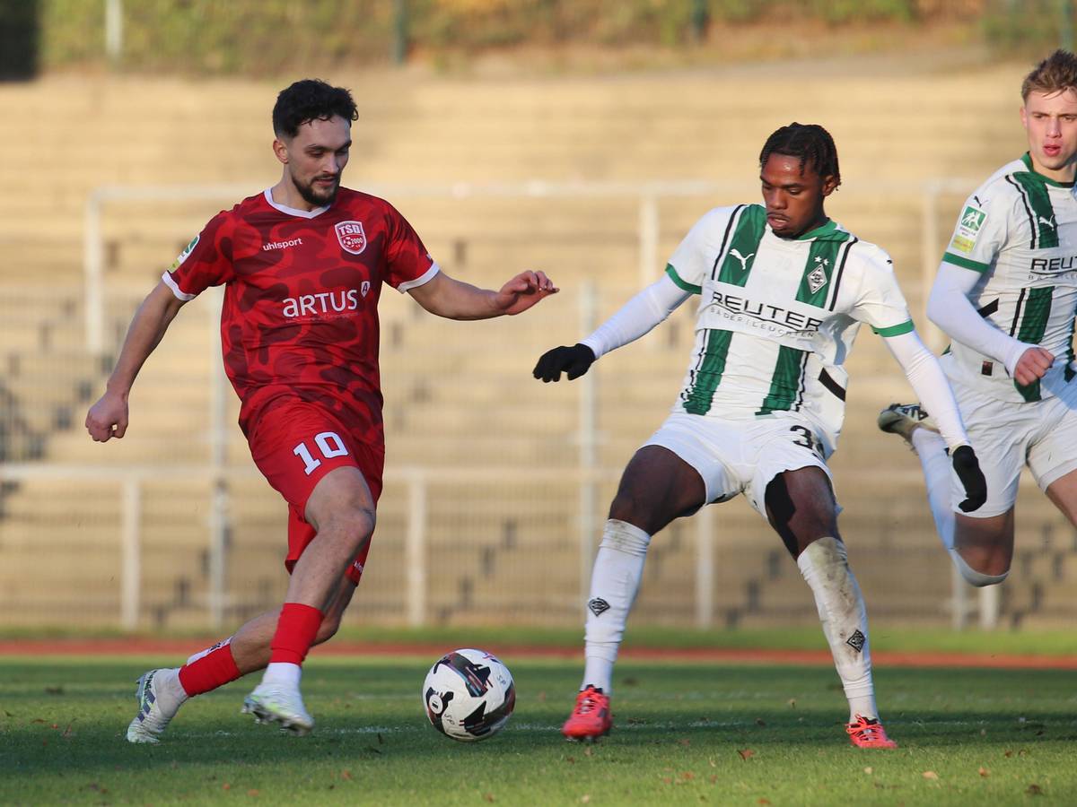 Türkspor Dortmunds Rilind Hetemi führt den Ball, Borussia Mönchengladbachs Charles Herrmann versucht, zu stören.