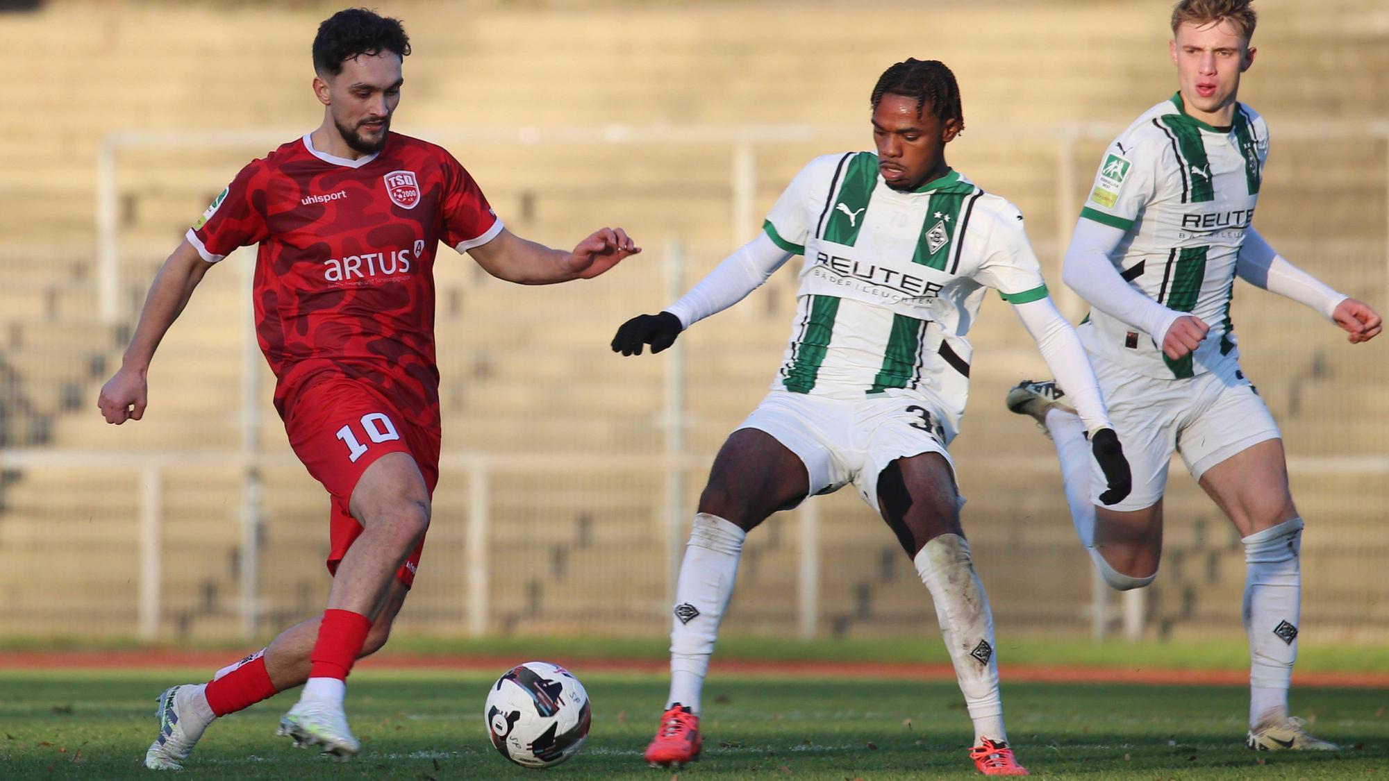Türkspor Dortmunds Rilind Hetemi führt den Ball, Borussia Mönchengladbachs Charles Herrmann versucht, zu stören.