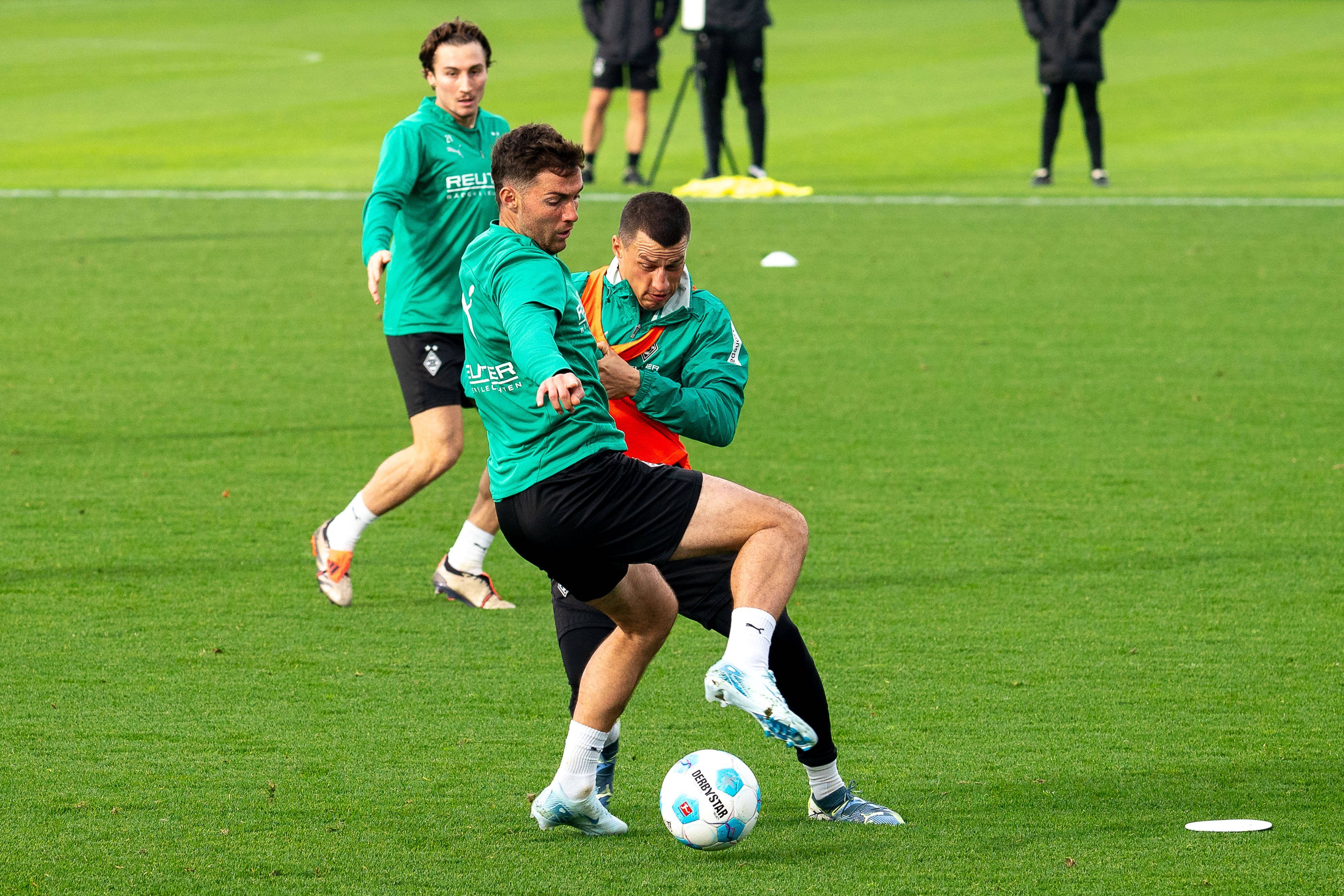 Joe Scally und Stefan Lainer im Trainingszweikampf.