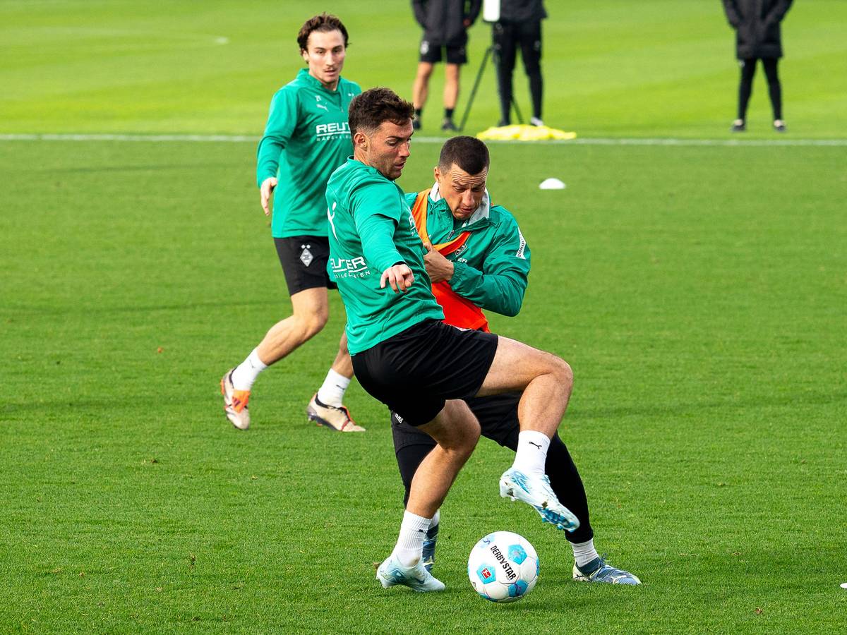 Joe Scally und Stefan Lainer im Trainingszweikampf.