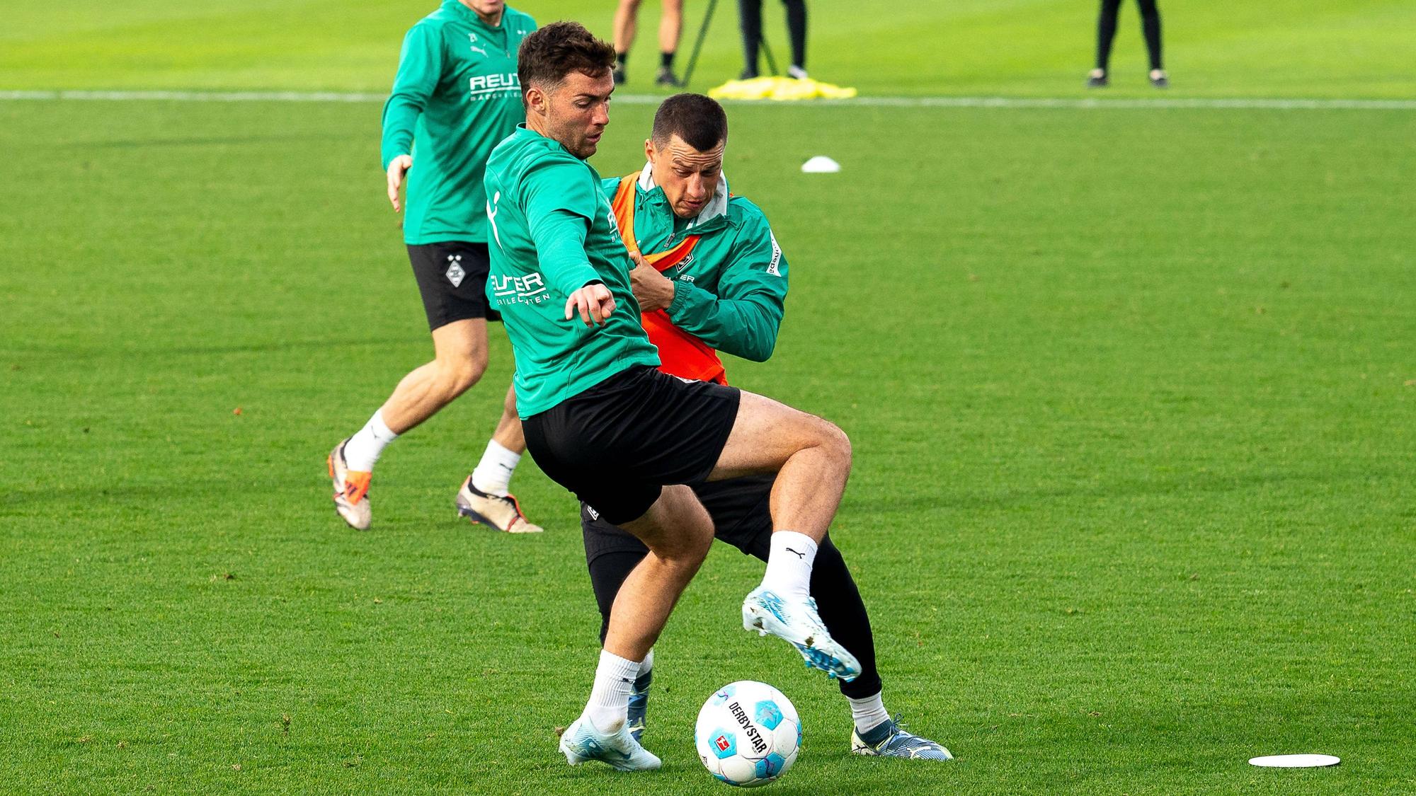Joe Scally und Stefan Lainer im Trainingszweikampf.