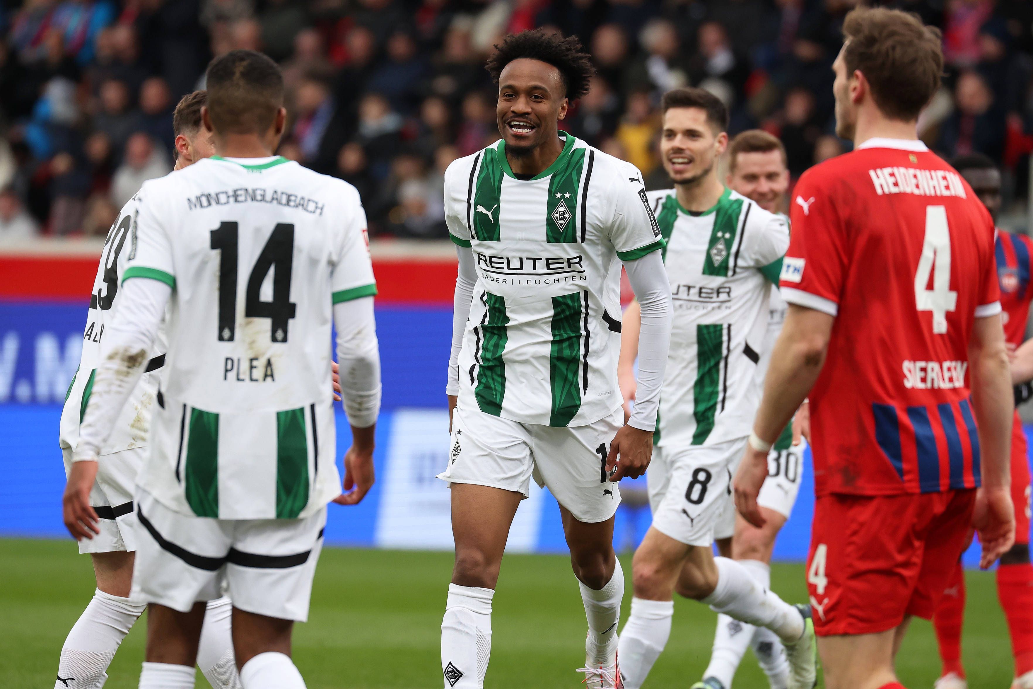 Nathan Ngoumou freut sich über einen Treffer.