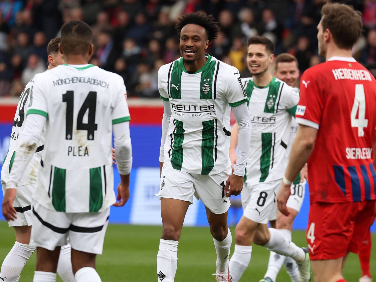 Nathan Ngoumou freut sich über einen Treffer.