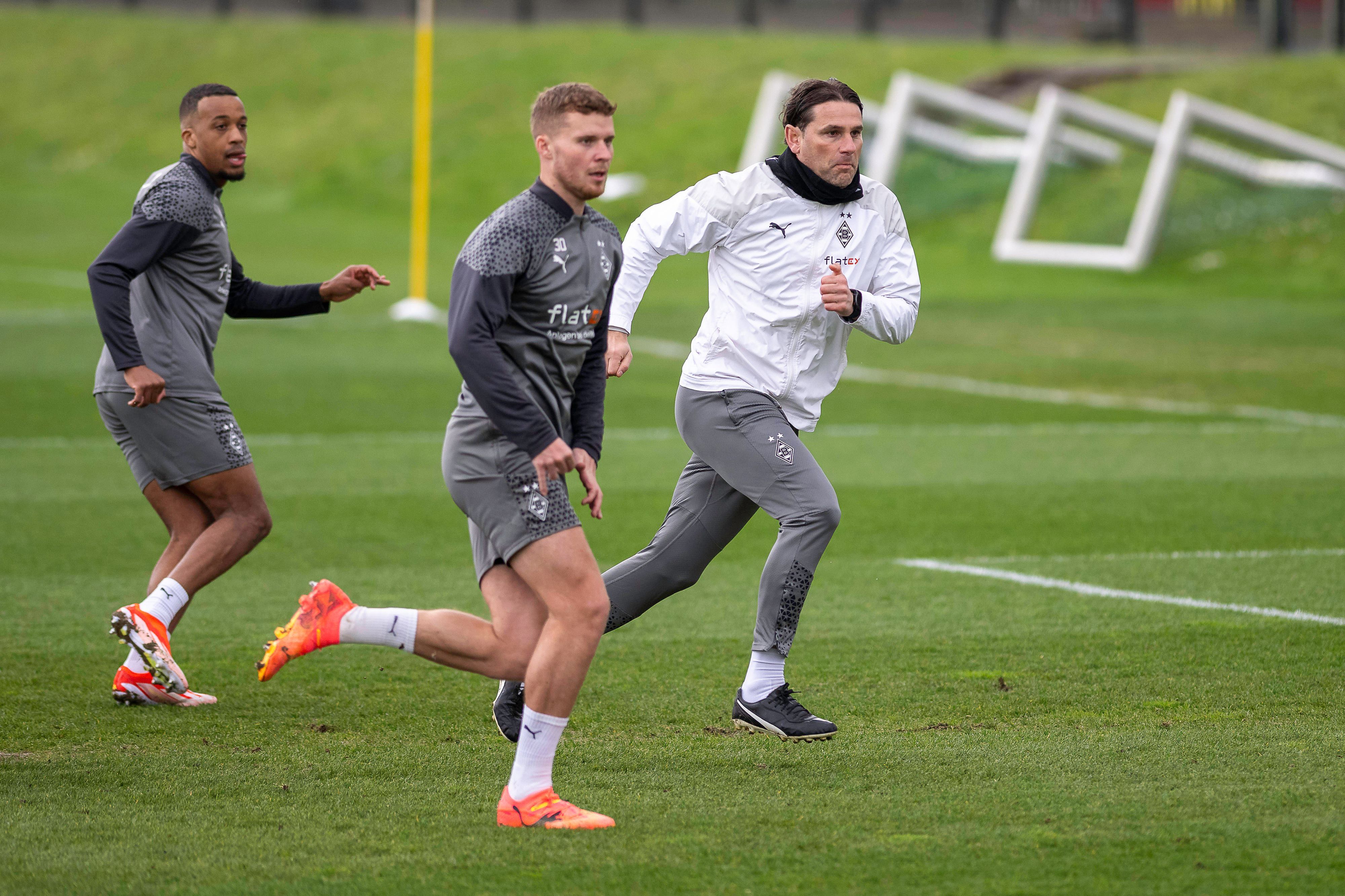 Gerardo Seoane und seine Spieler sprinten im Training.