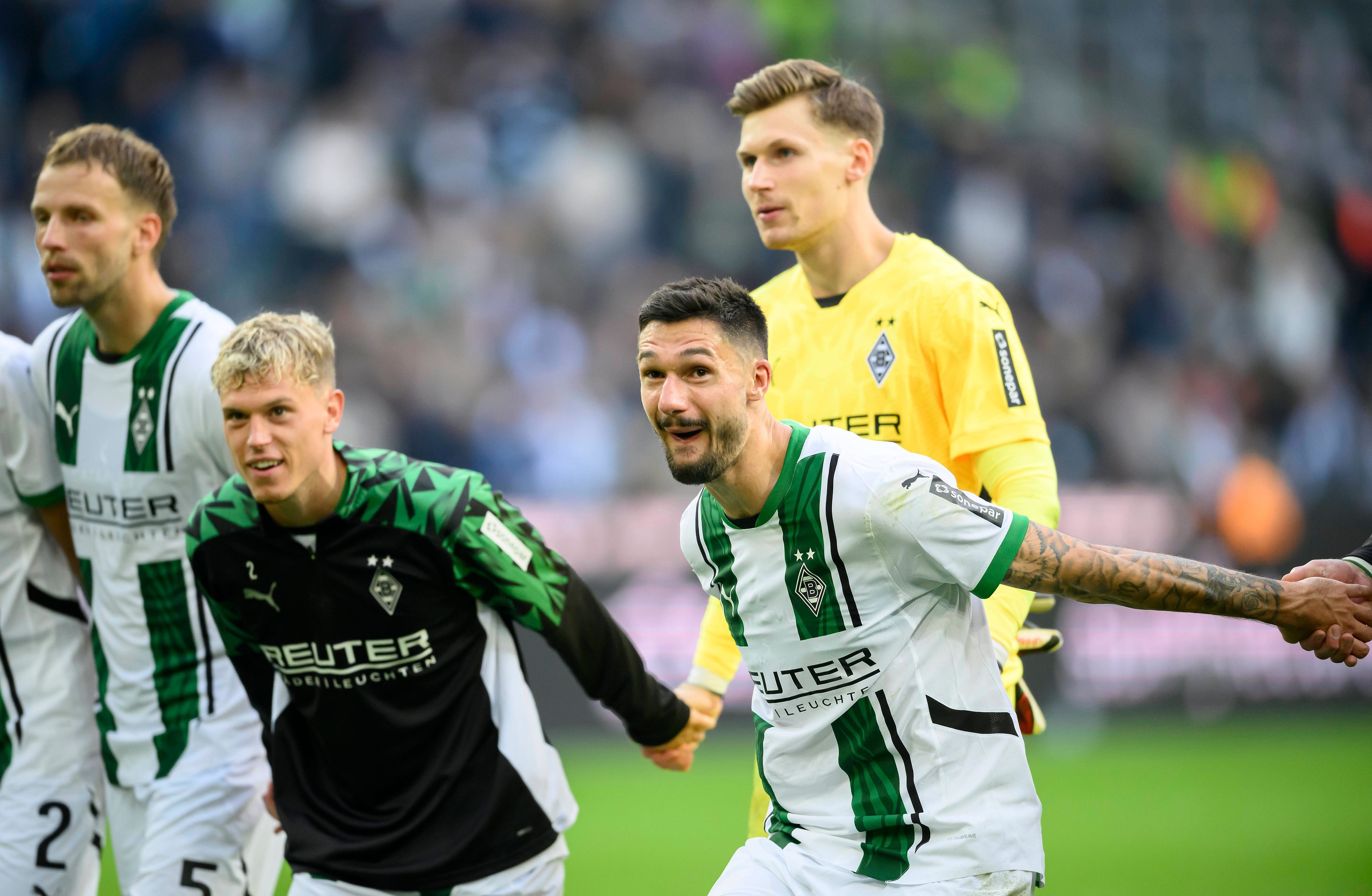 Die Gladbach-Profis jubeln vor der Kurve mit den Fans.