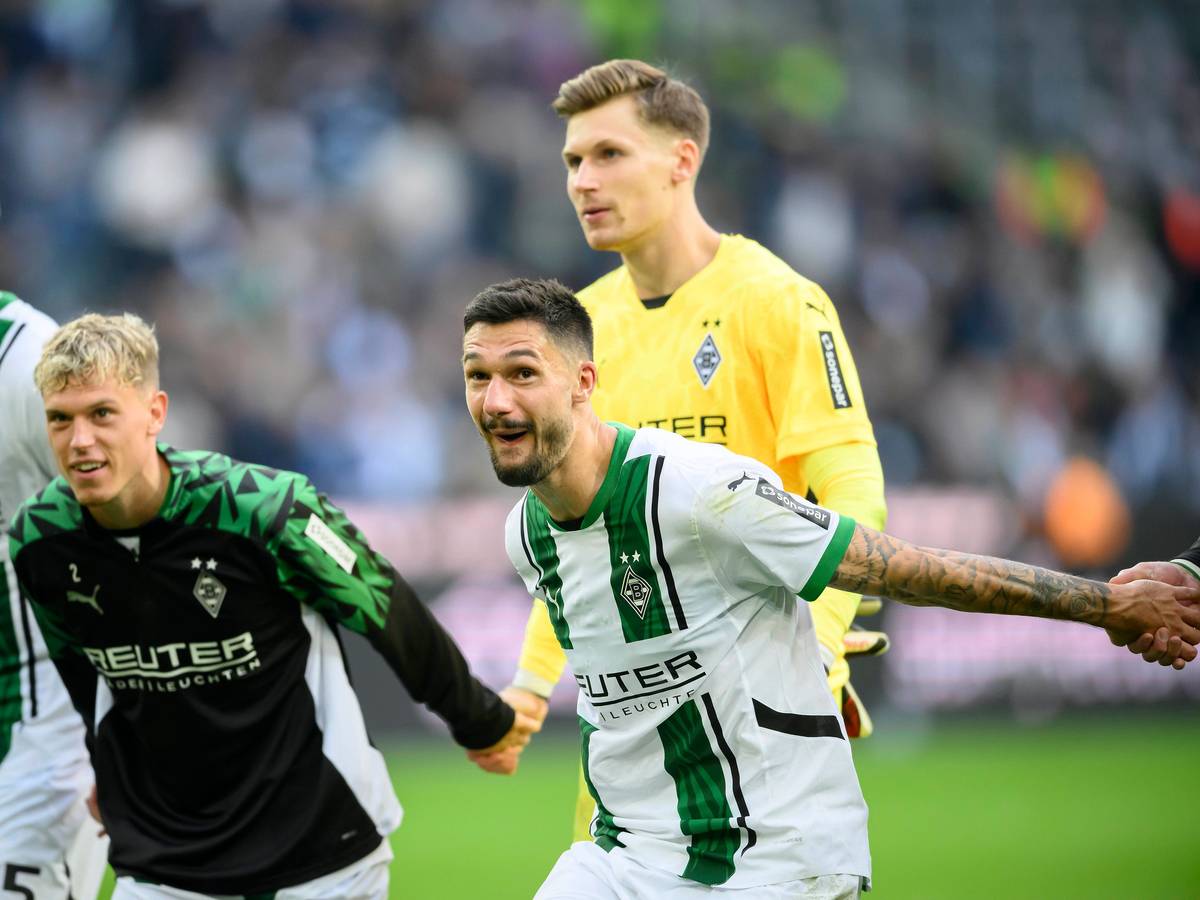 Die Gladbach-Profis jubeln vor der Kurve mit den Fans.