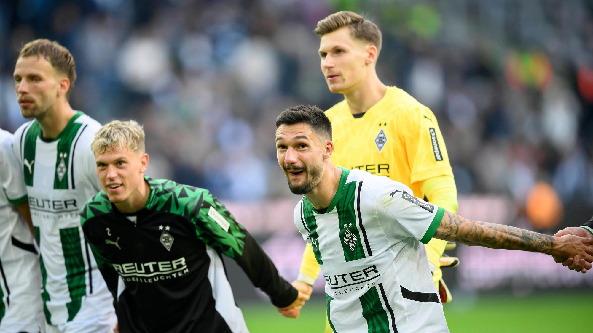 Die Gladbach-Profis jubeln vor der Kurve mit den Fans.