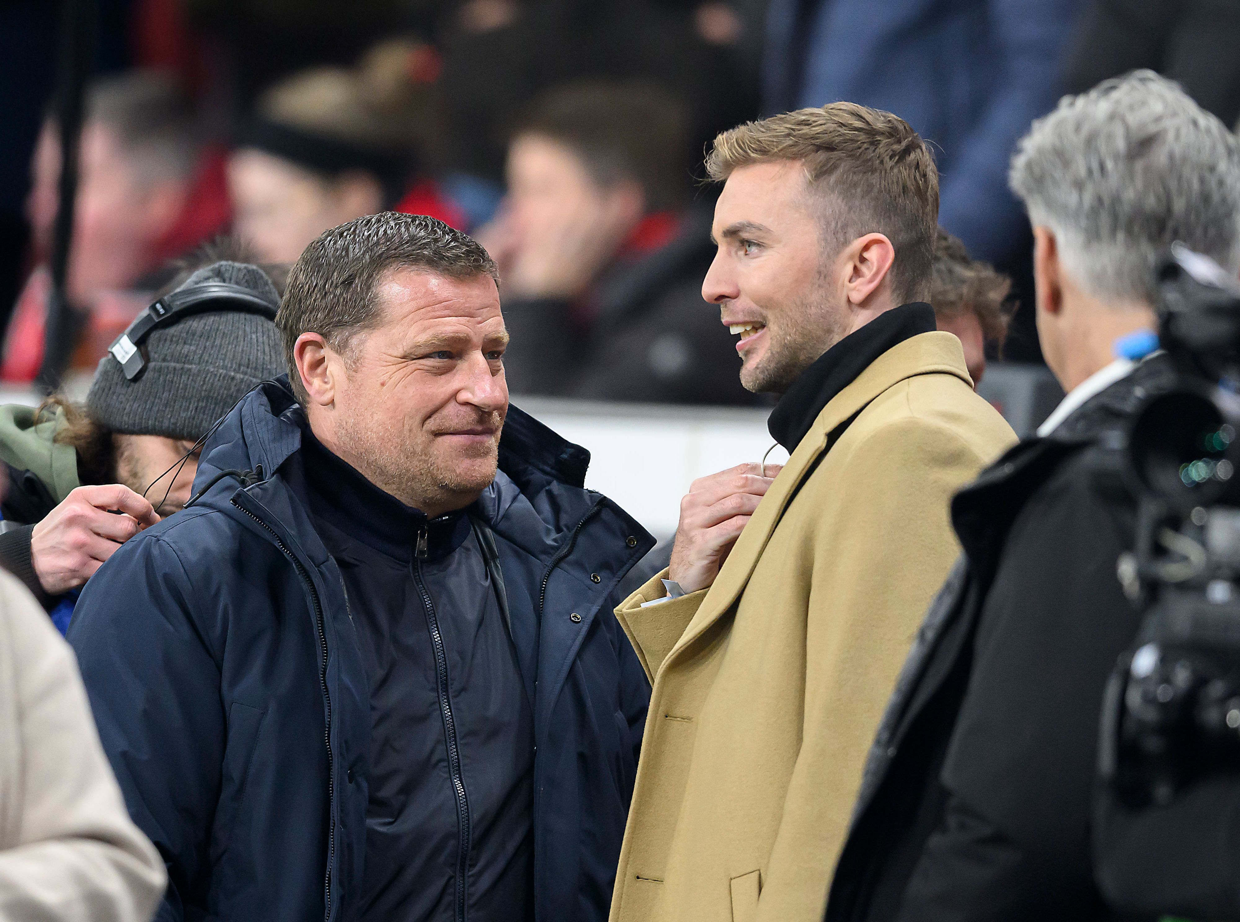 Christoph Kramer und Max Eberl unterhalten sich am Seitenrand.