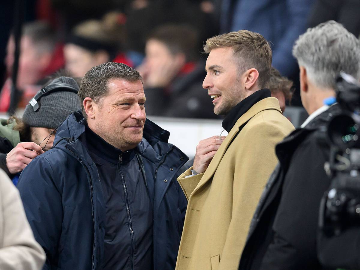 Christoph Kramer und Max Eberl unterhalten sich am Seitenrand.