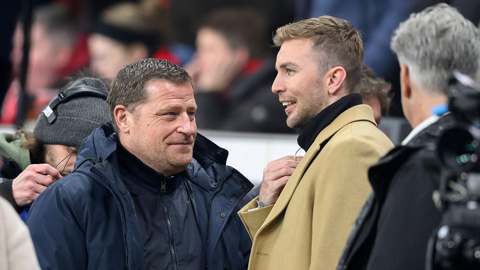 Christoph Kramer und Max Eberl unterhalten sich am Seitenrand.