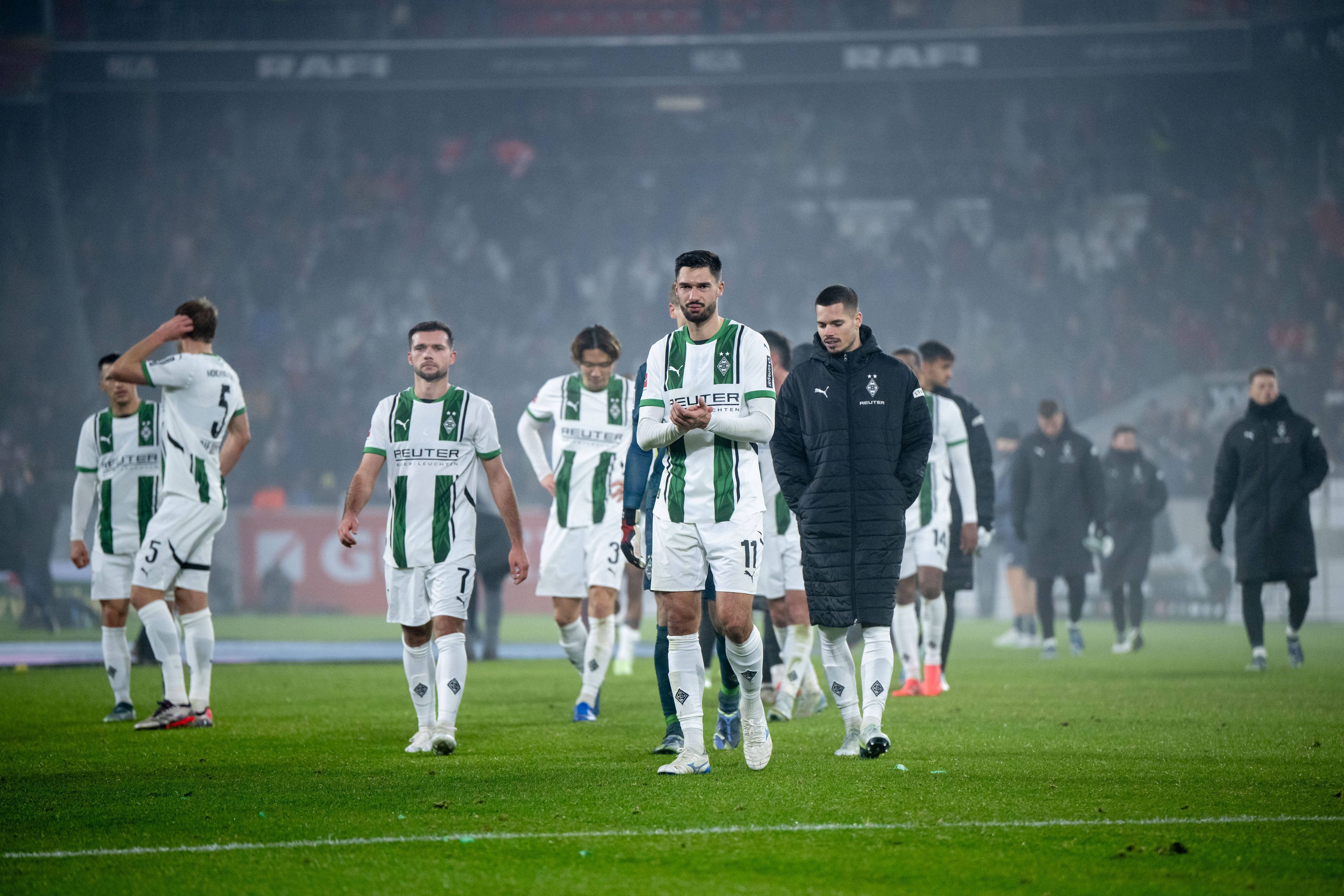 Spieler von Borussia Mönchengladbach bedanken sich bei den Fans.