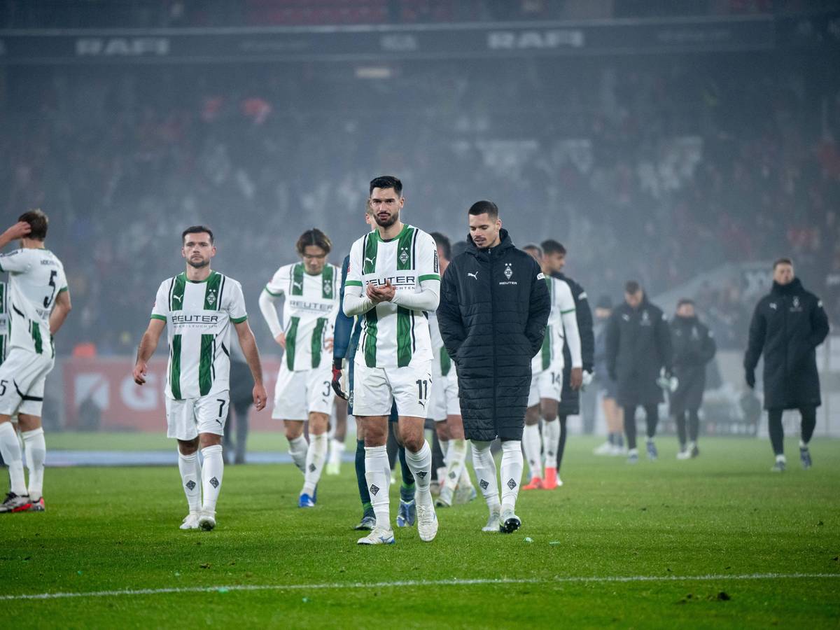 Spieler von Borussia Mönchengladbach bedanken sich bei den Fans.