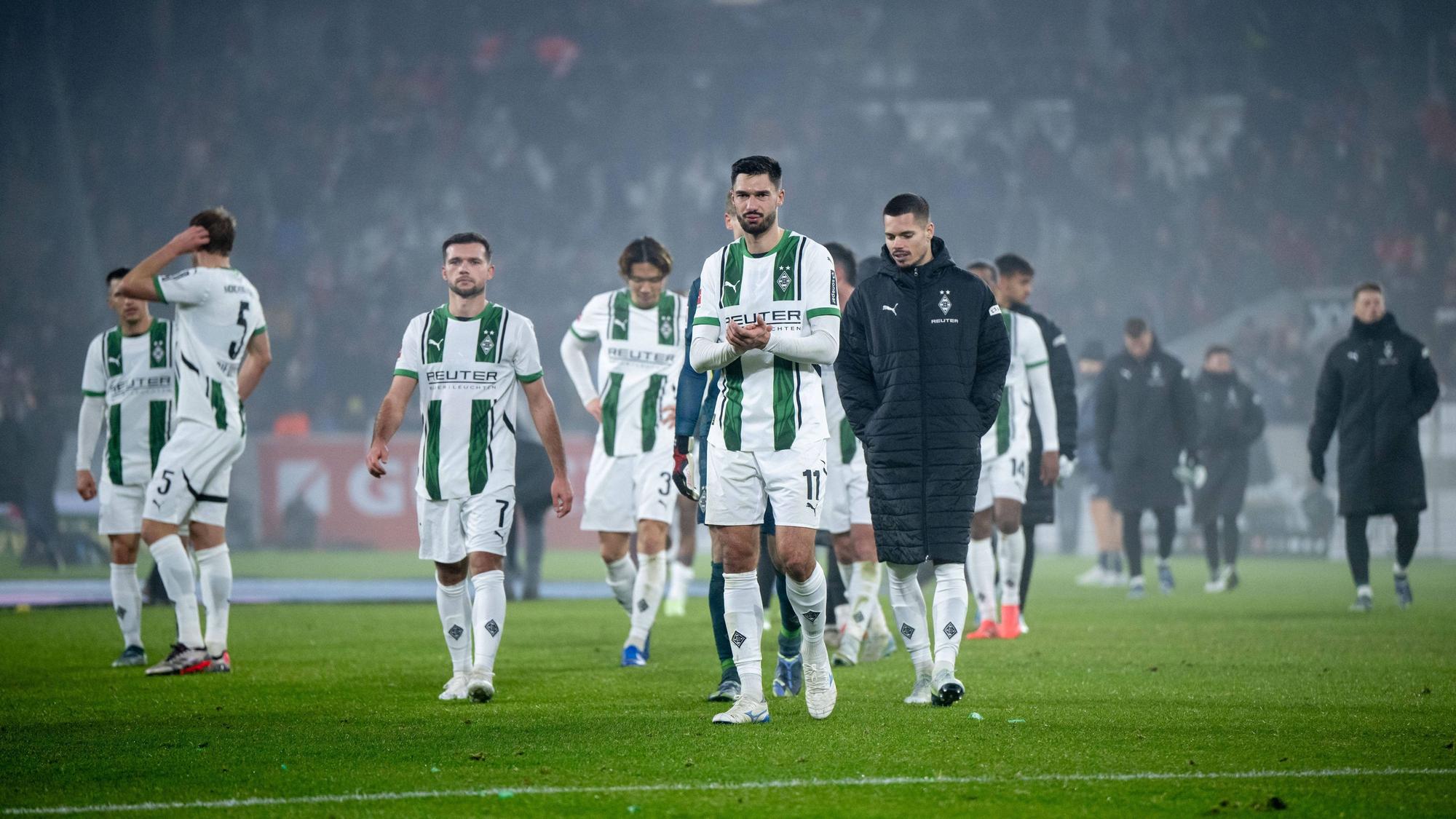 Spieler von Borussia Mönchengladbach bedanken sich bei den Fans.