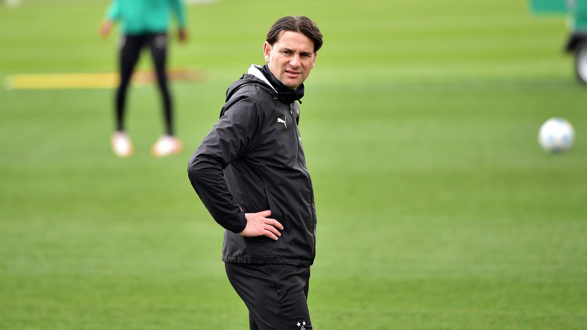 Gerardo Seoane beim Mannschaftstraining von Borussia Mönchengladbach.