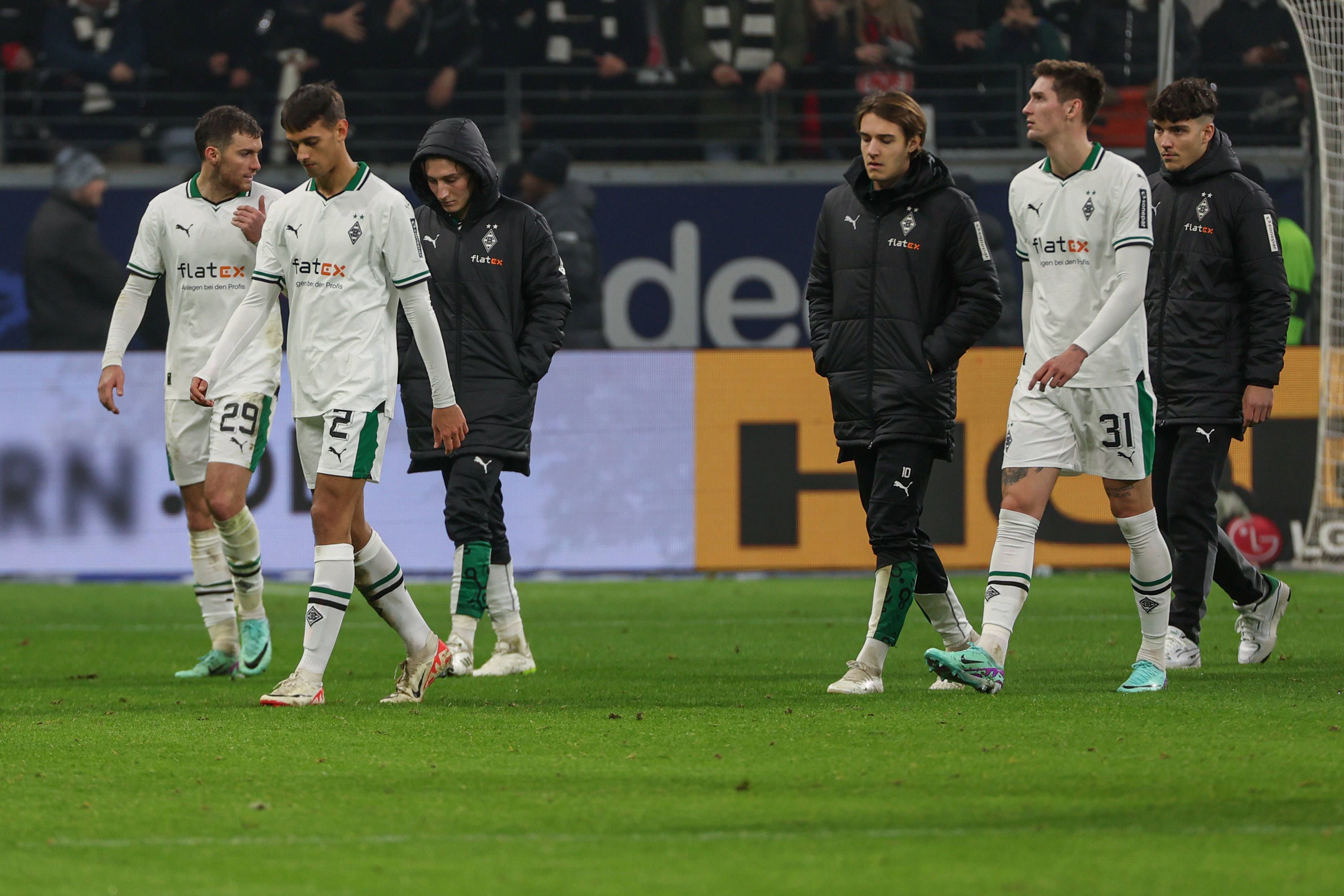 Enttäuschung bei Spielern von Borussia Mönchengladbach nach einer Niederlage.