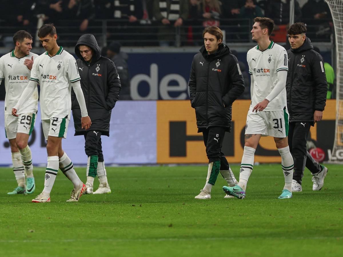Enttäuschung bei Spielern von Borussia Mönchengladbach nach einer Niederlage.