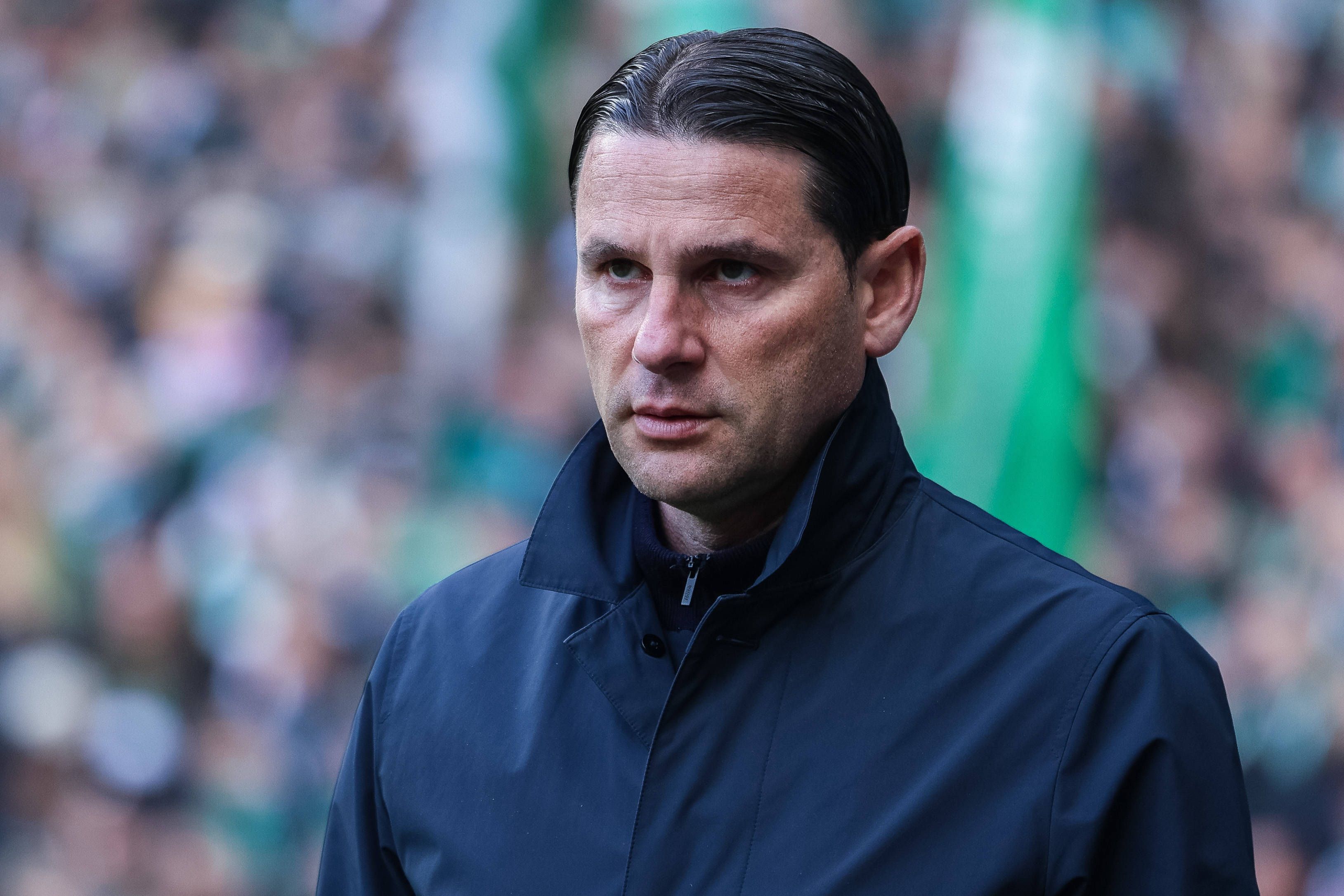 Gerardo Seoane schaut konzentriert in die Ferne.