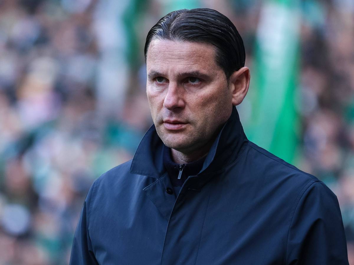 Gerardo Seoane schaut konzentriert in die Ferne.