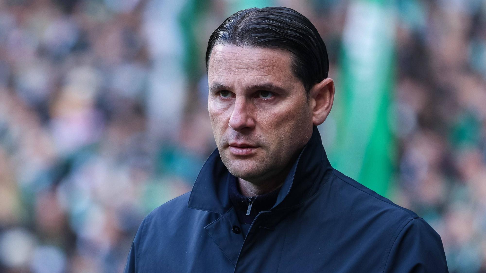 Gerardo Seoane schaut konzentriert in die Ferne.