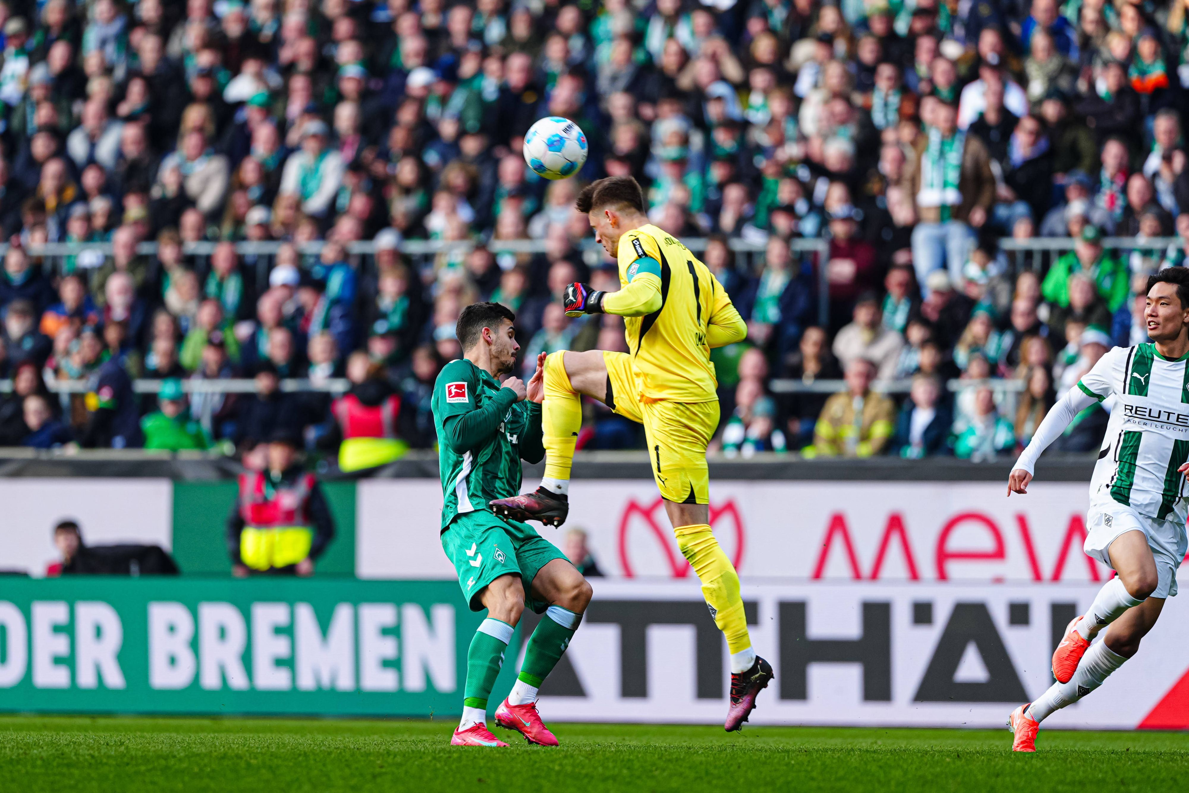 Jonas Omlin köpft einen Ball.