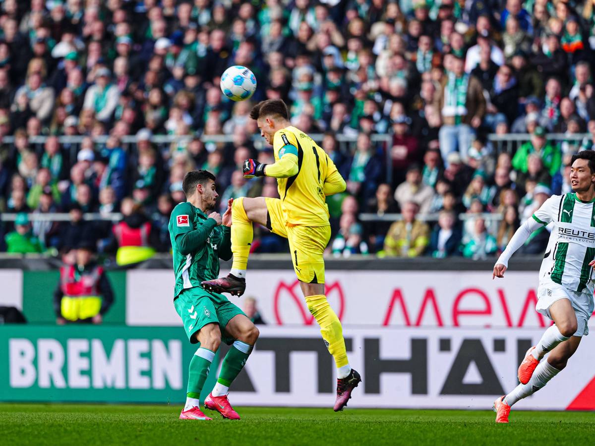 Jonas Omlin köpft einen Ball.