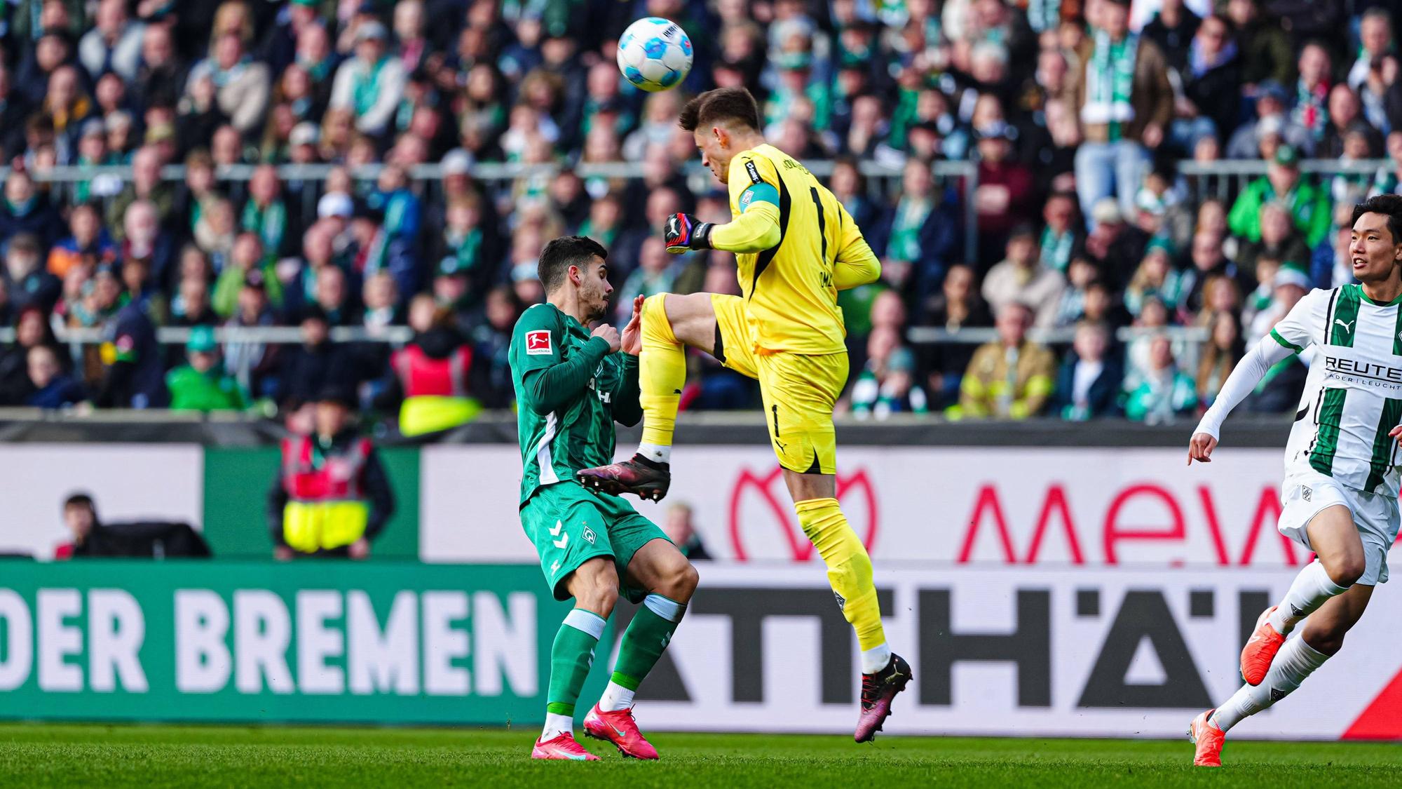 Jonas Omlin köpft einen Ball.