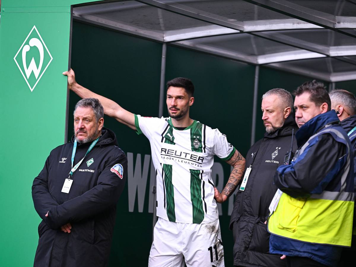 Borussia Mönchengladbachs Tim Kleindienst lehnt im Bremer Weserstadion mit einem Arm am Eingang zum Kabinentrakt und blickt auf das Spielfeld.