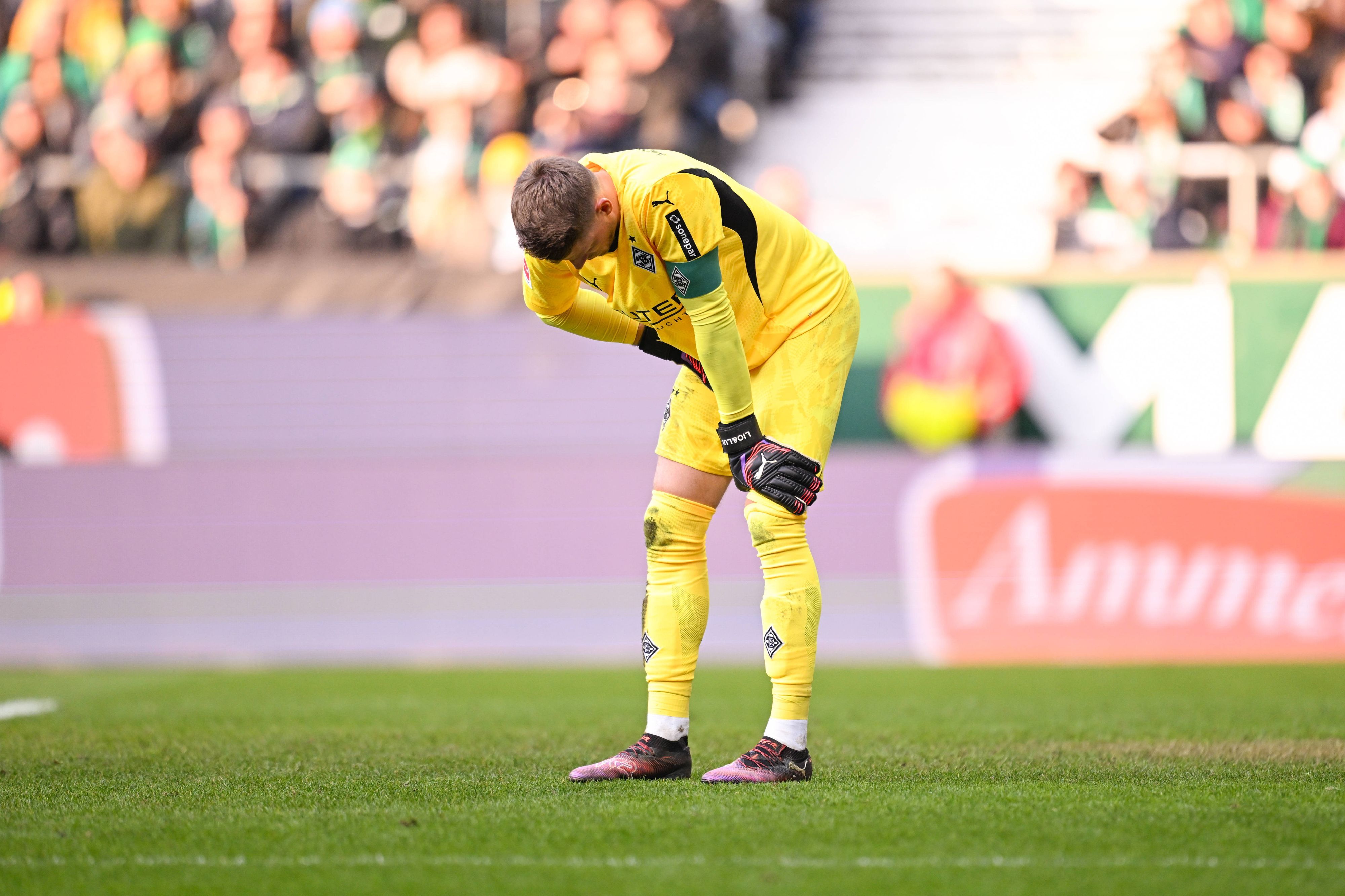 Jonas Omlin stützt sich auf die eigenen Knie.