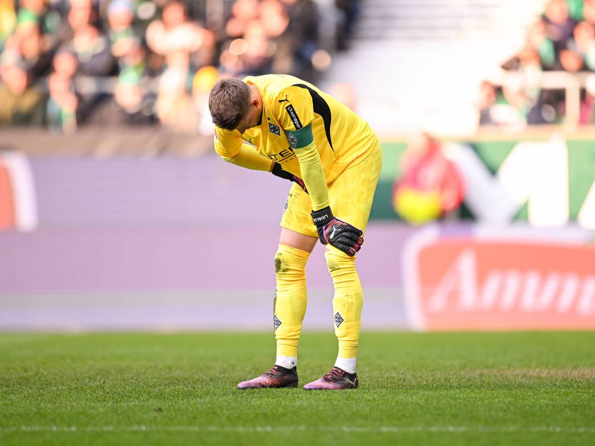 Jonas Omlin stützt sich auf die eigenen Knie.