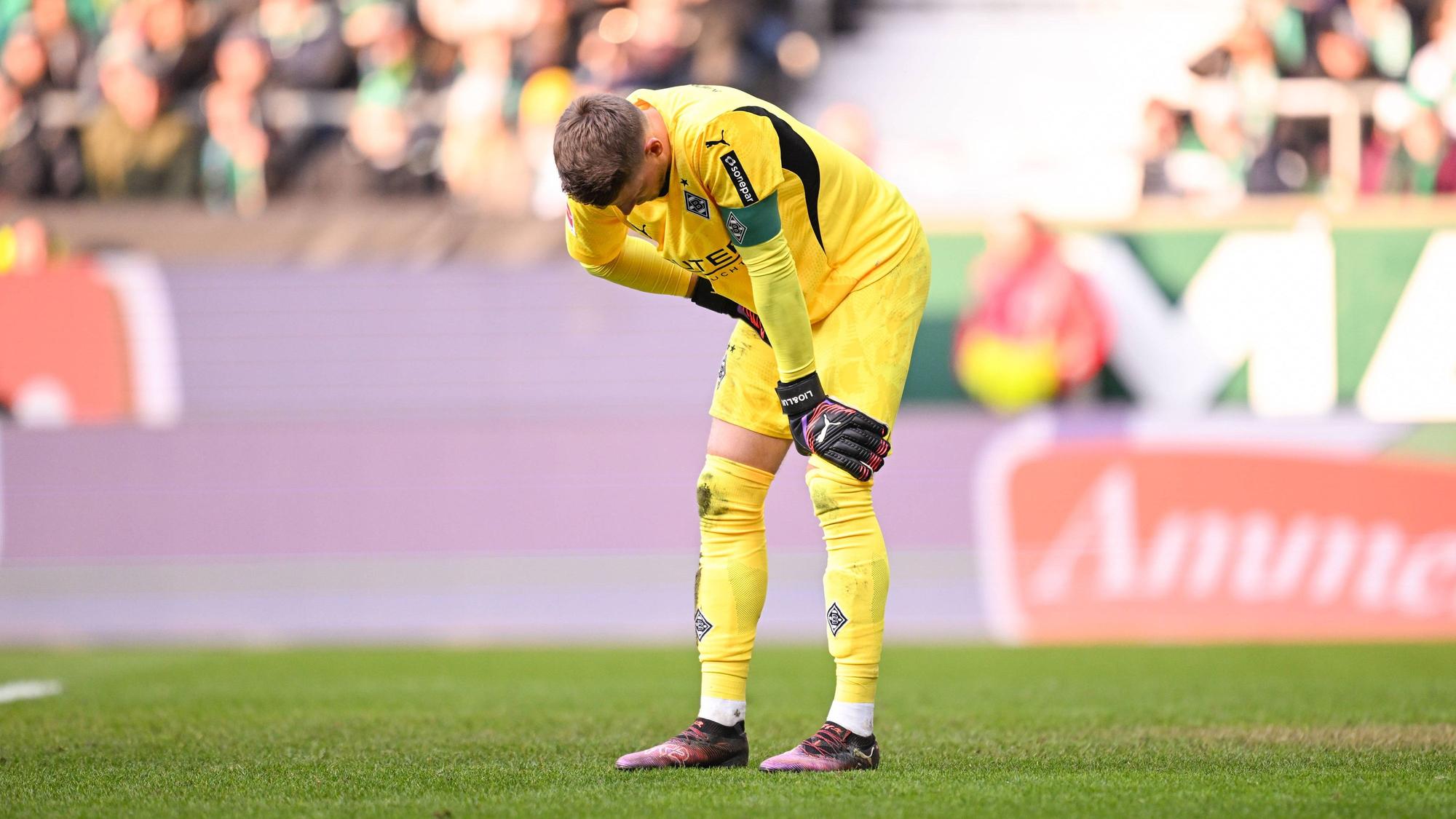 Jonas Omlin stützt sich auf die eigenen Knie.