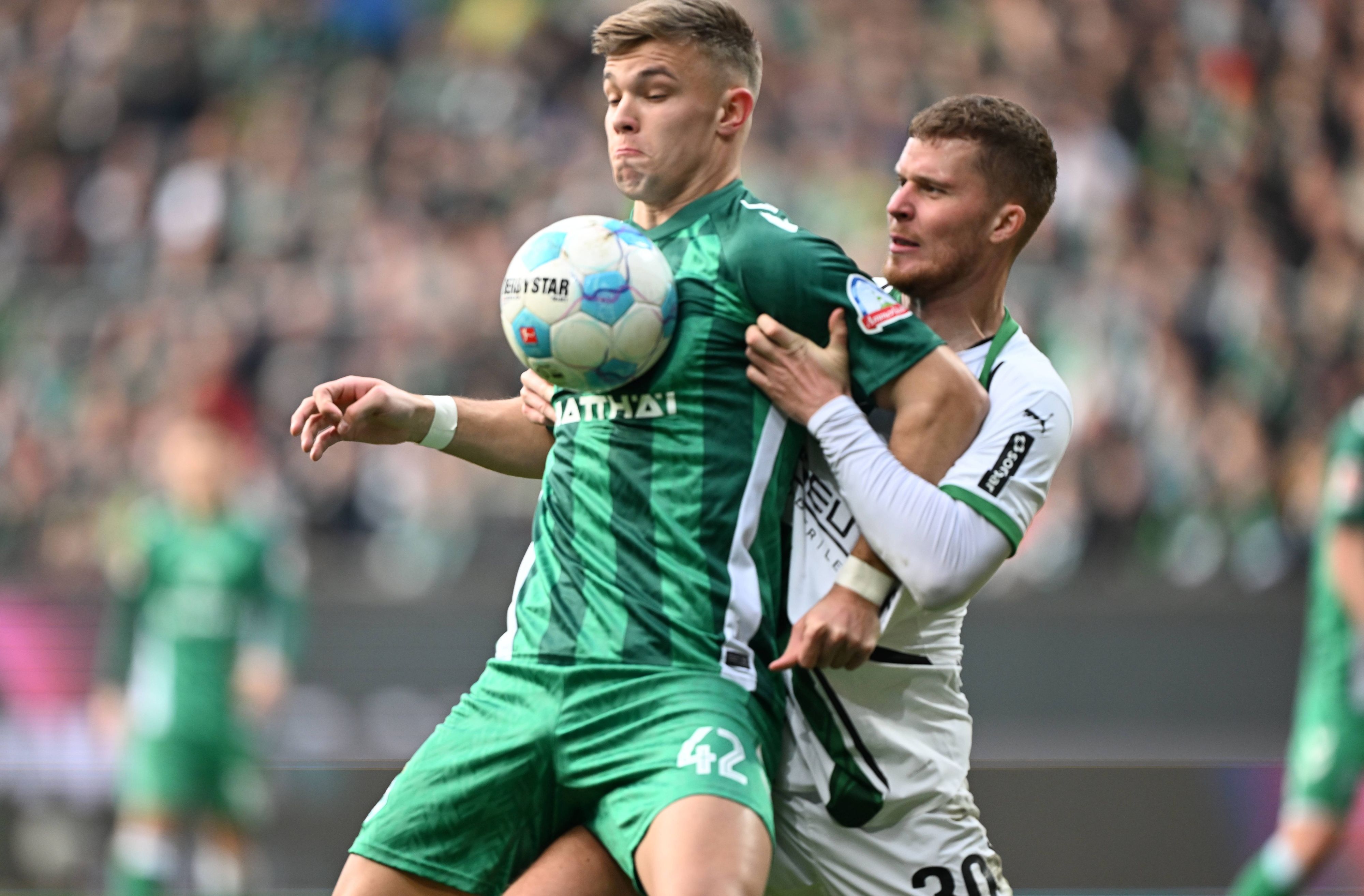 Borussia Mönchengladbachs Nico Elvedi und Werder Bremens Keke Topp kämpfen um den Ball.