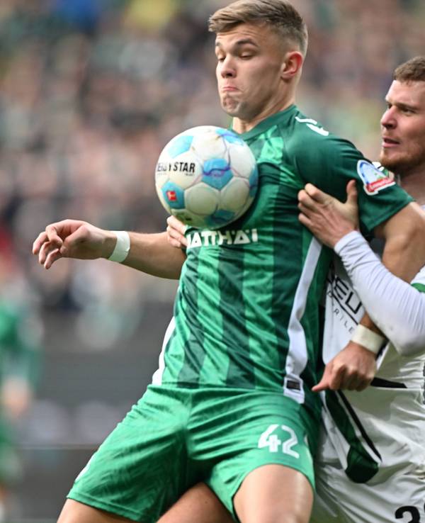 Borussia Mönchengladbachs Nico Elvedi und Werder Bremens Keke Topp kämpfen um den Ball.