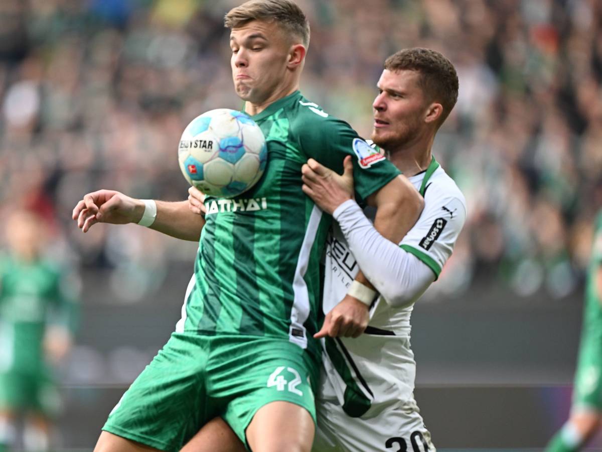 Borussia Mönchengladbachs Nico Elvedi und Werder Bremens Keke Topp kämpfen um den Ball.