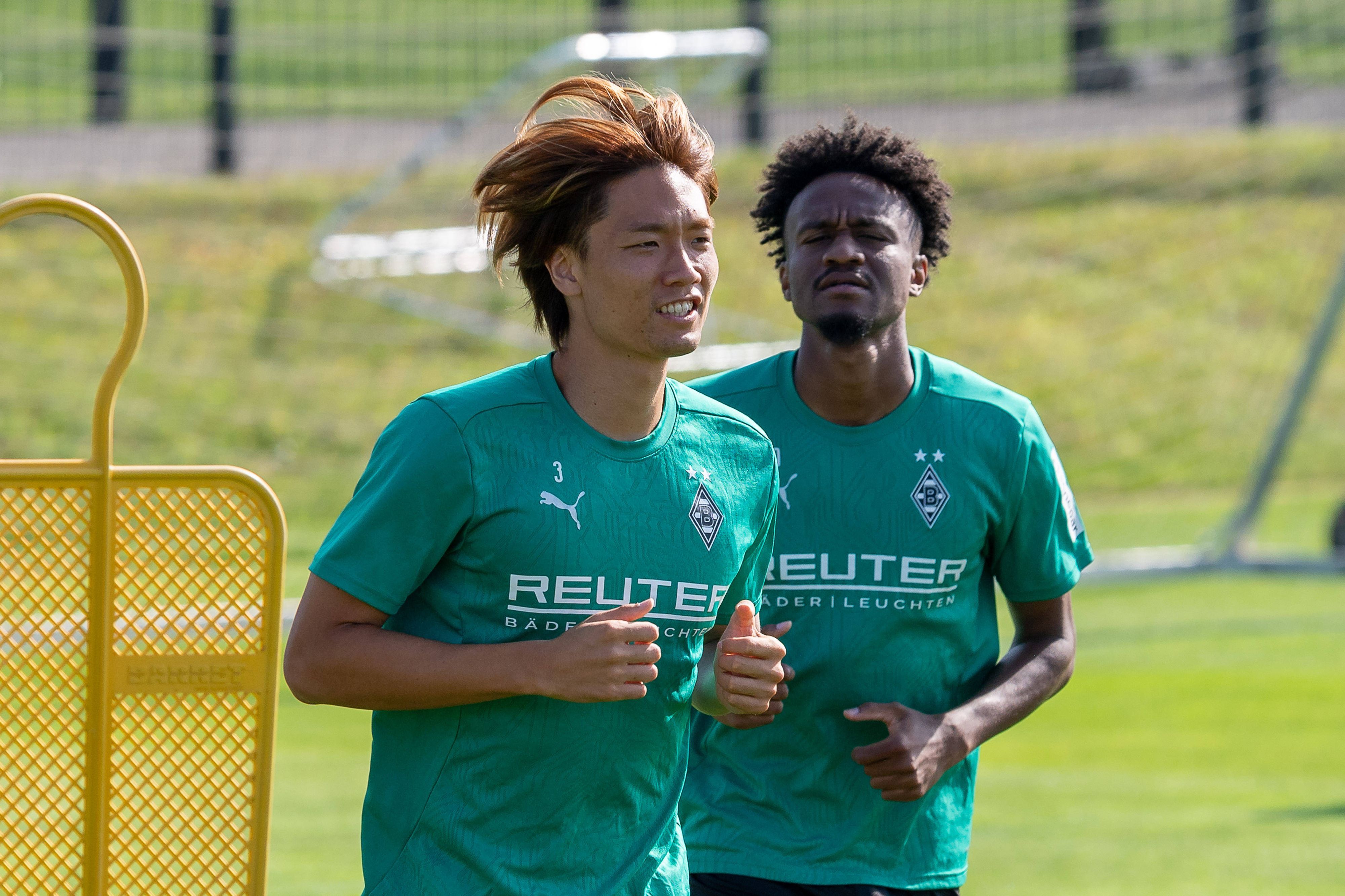 Ko Itakura und Nathan Ngoumou beim Training in der Sonne.