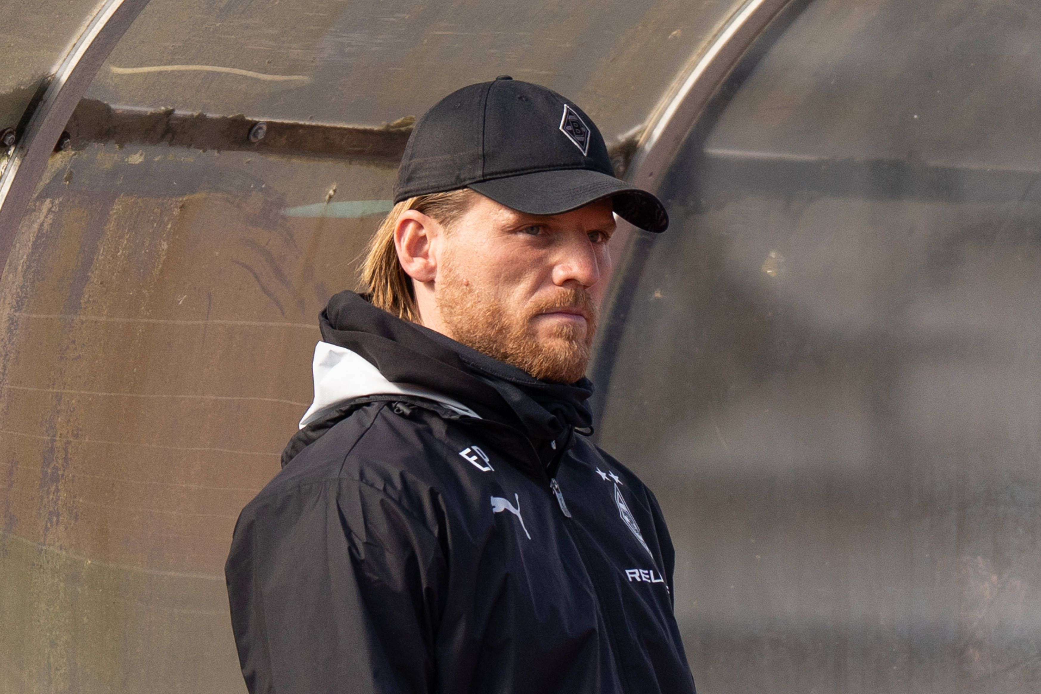 Eugen Polanski schaut in Gladbach-Outfit aufs Spielfeld.