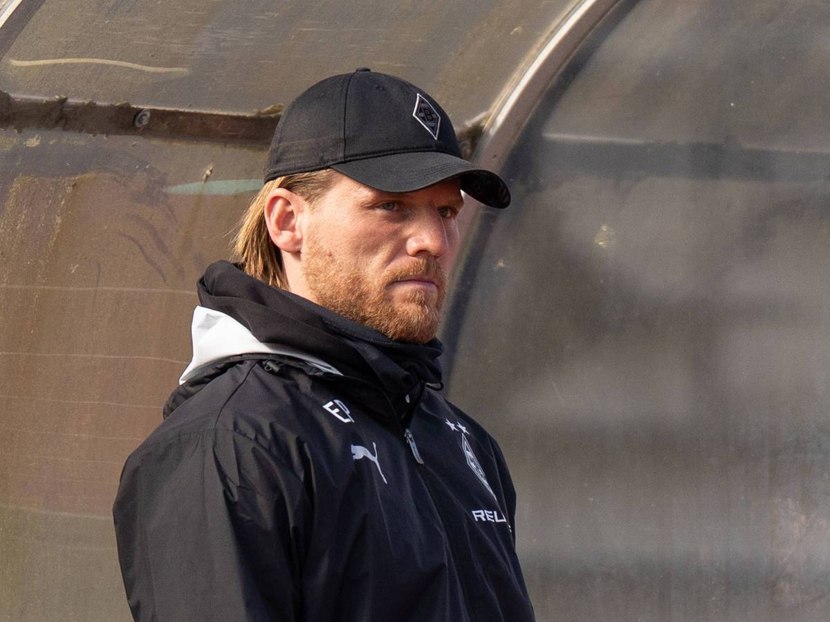 Eugen Polanski schaut in Gladbach-Outfit aufs Spielfeld.