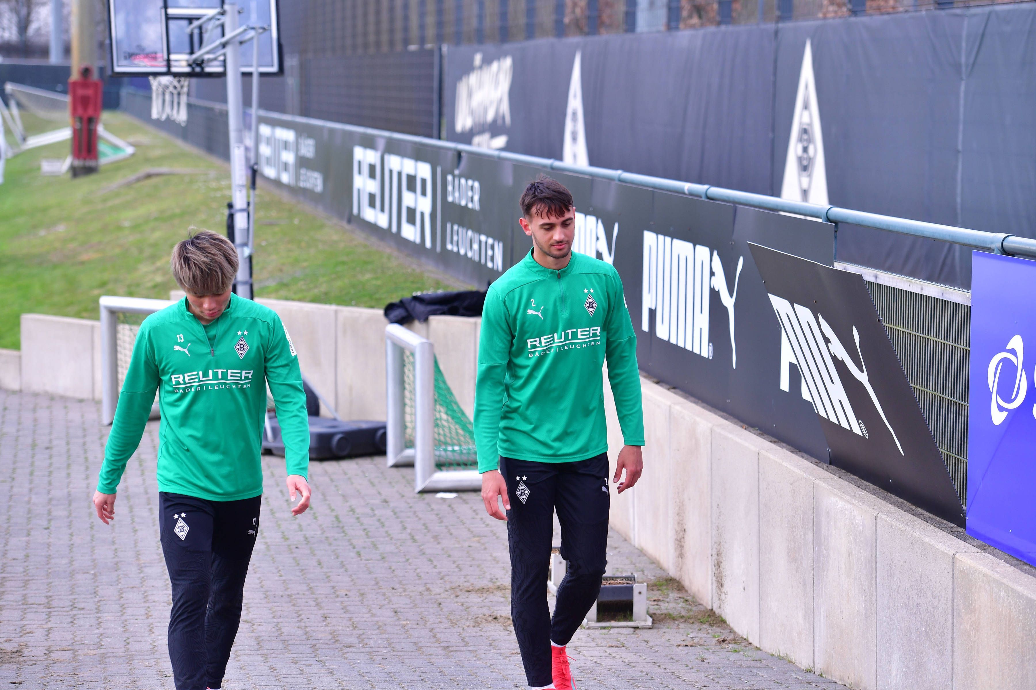 Shio Fukuda und Fabio Chiarodia laufen nebeneinander vom Trainingsplatz.